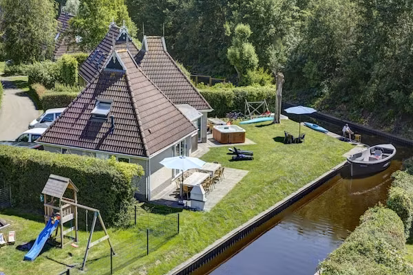 Grand Sechstjin Wellness de luxe met sauna en buitenspa in Friesland - Foto 1 van 34