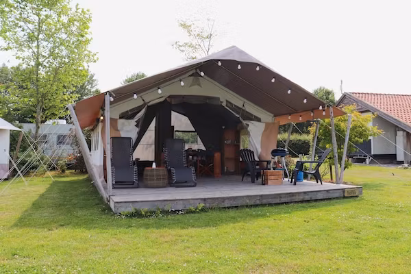 Twee safaritenten "Noflik" & "Gaadlik" naast elkaar in Twijzel - Foto 1 van 40