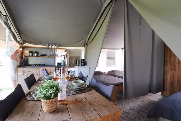 Twee safaritenten "Noflik" & "Gaadlik" naast elkaar in Twijzel - Foto 2 van 40