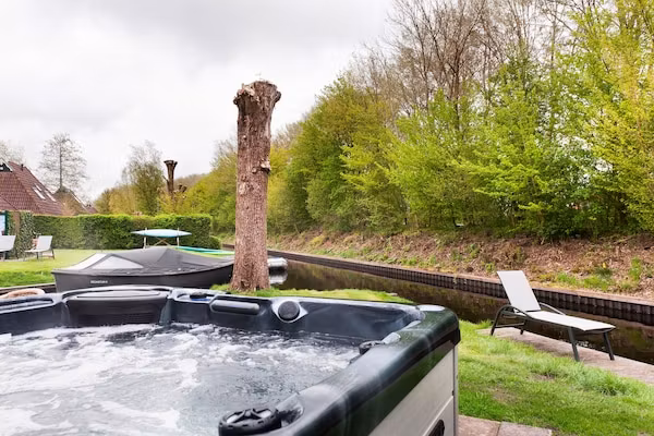 Fisker Wellness de Luxe VIP met sloep en buitenspa / 6 pers in Earnewald - Foto 1 van 33