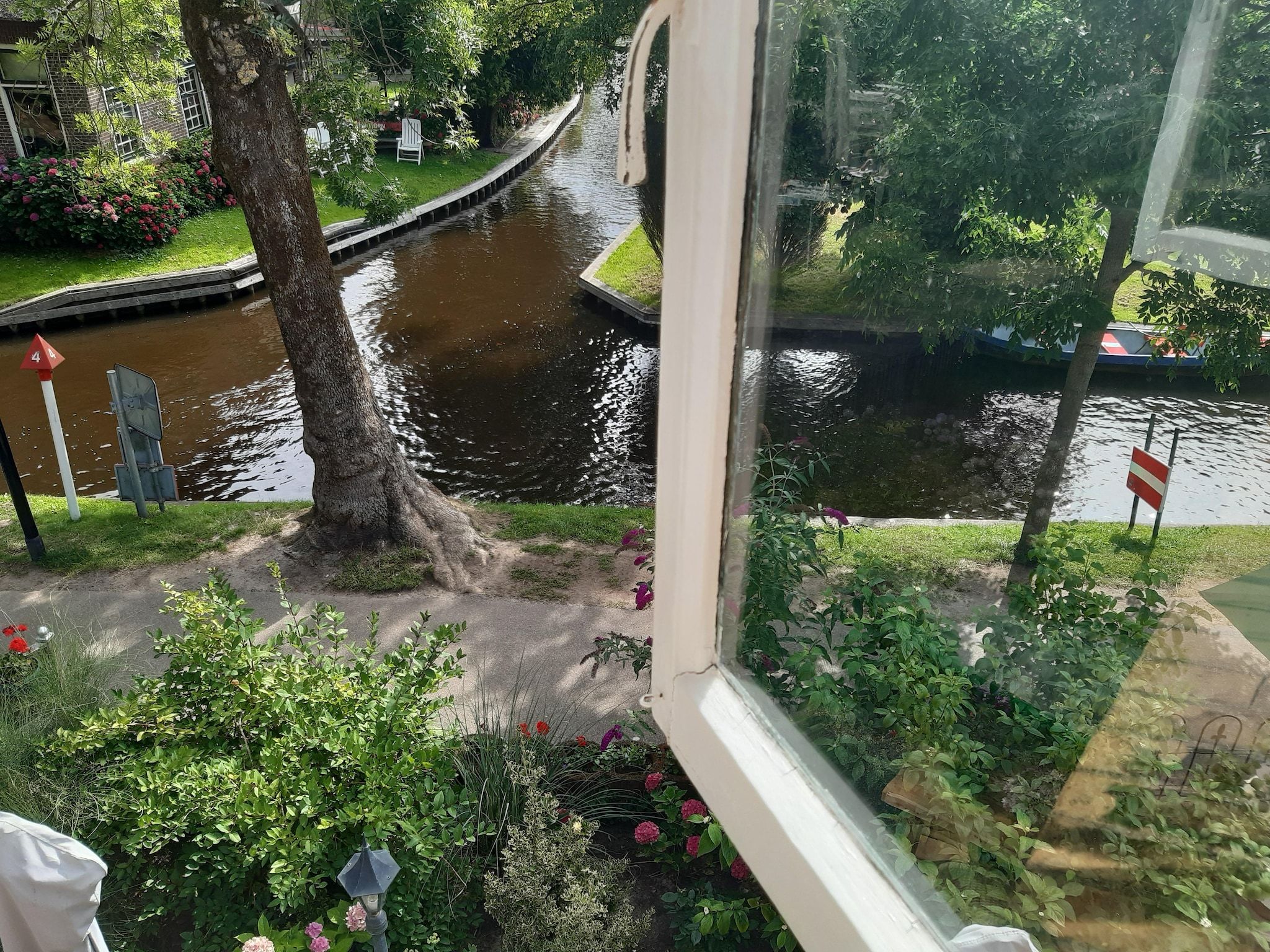 Het uitzicht vanaf Logies Paal 4 Giethoorn – 3 persoons in Giethoorn