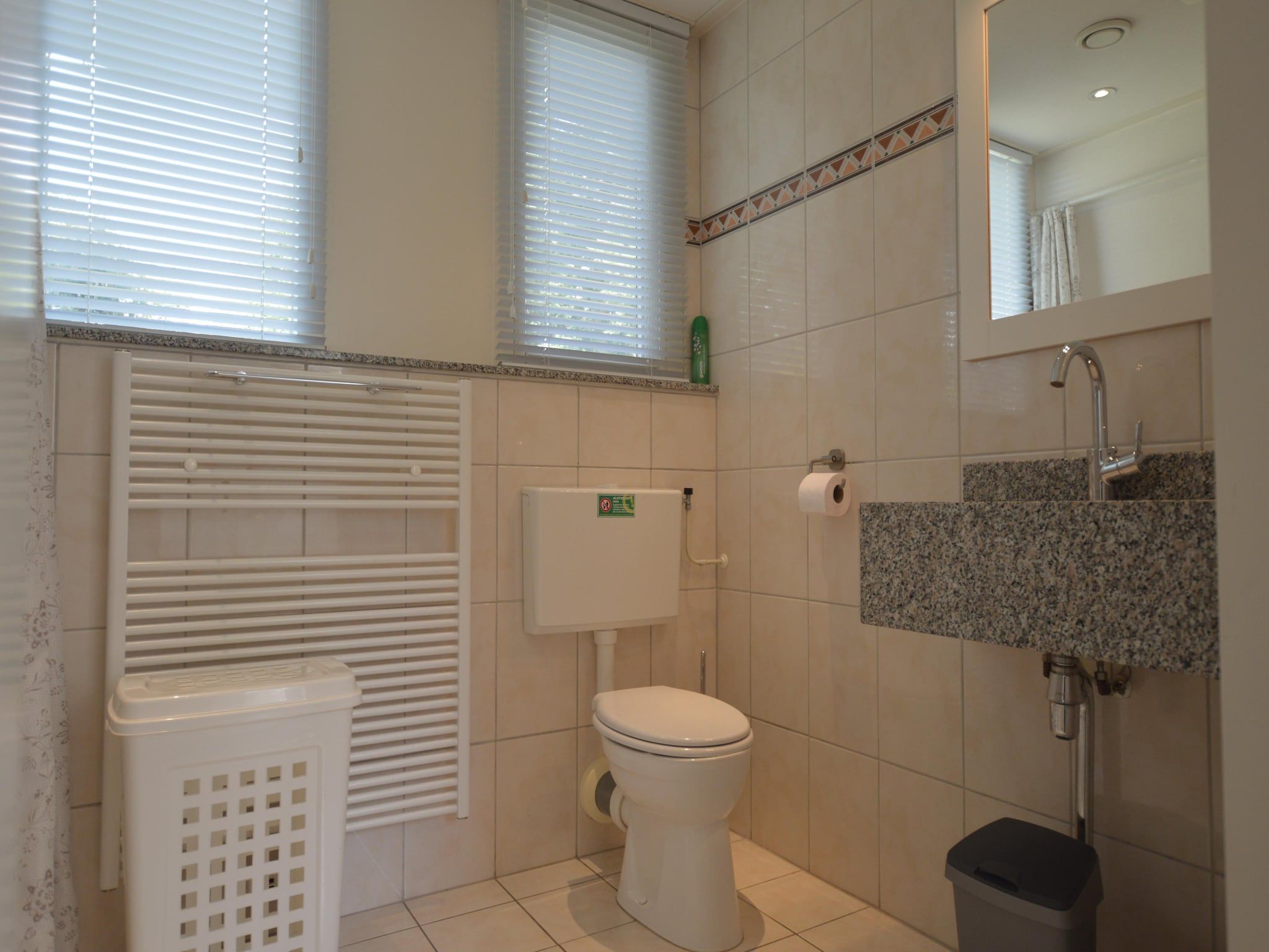 De badkamer van Buitenplaats Berg en Bos nummer 15 in Lemele