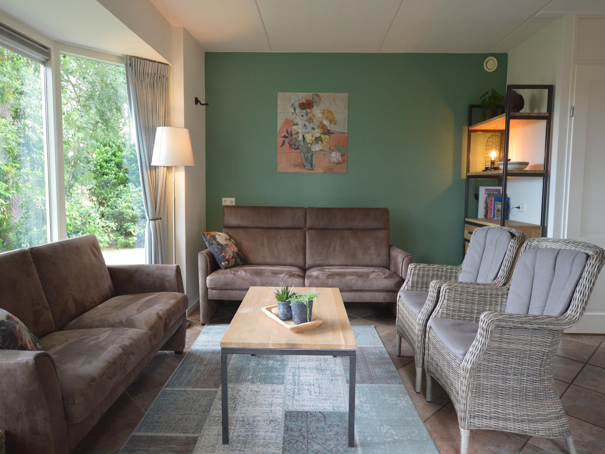 De woonkamer van Buitenplaats Berg en Bos nummer 15 in Lemele