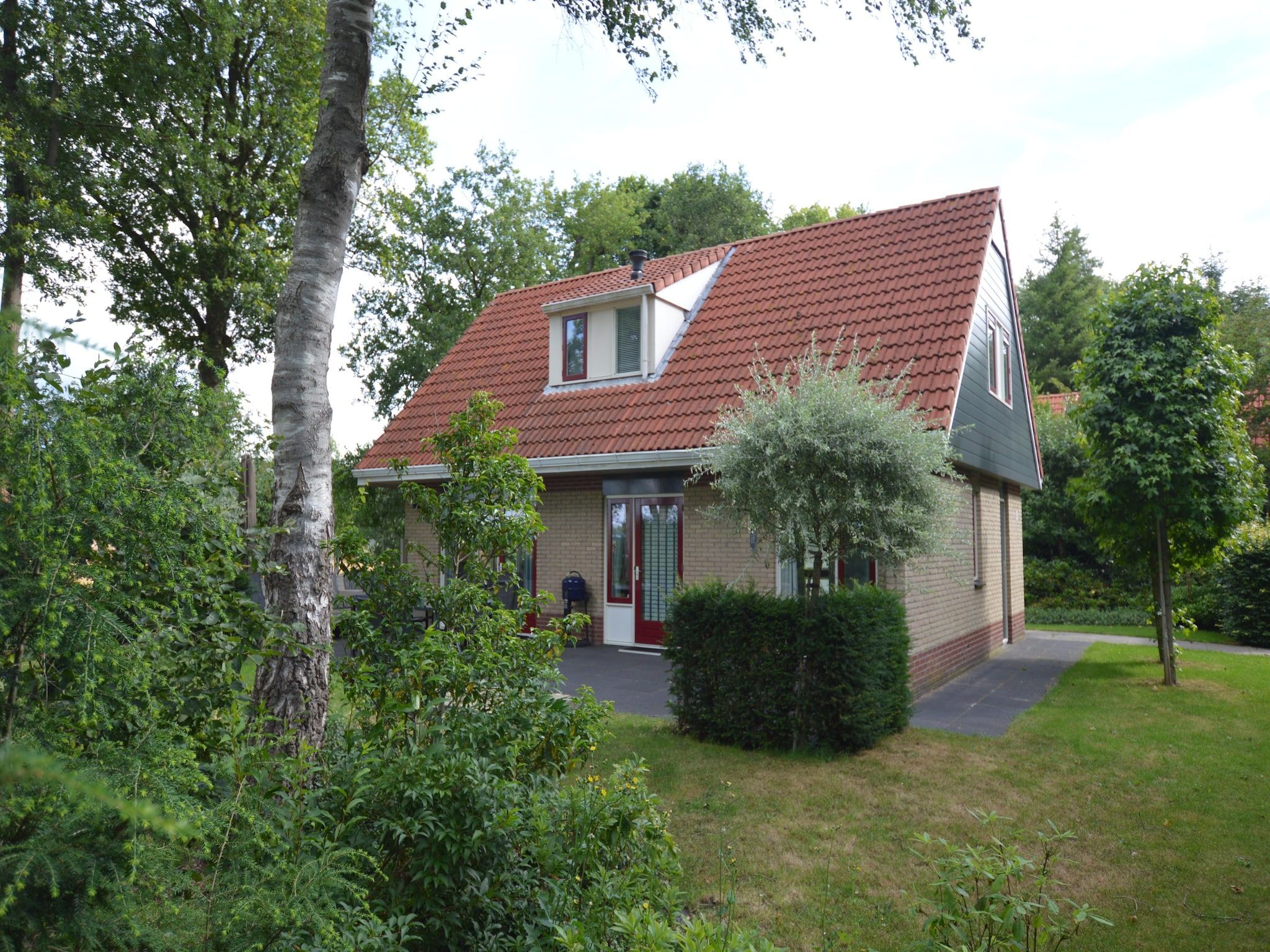 De buitenkant van Buitenplaats Berg en Bos nummer 15 in Lemele