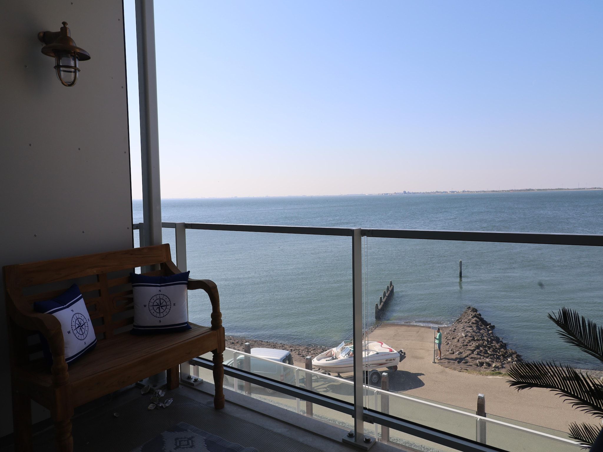 Het terras van Casa Anna in Scherpenisse