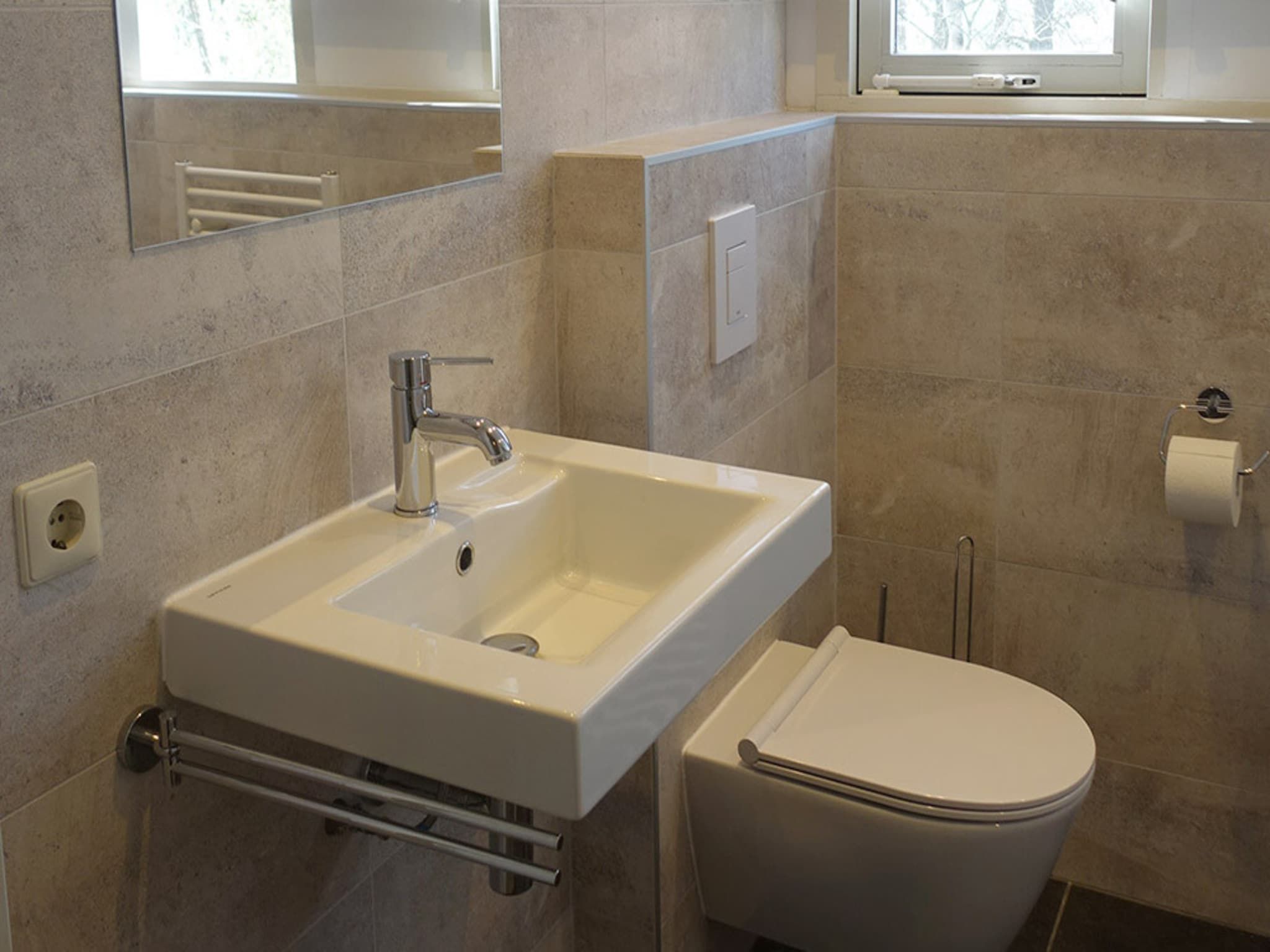 De badkamer van Buitenplaats Berg en Bos nummer 4 in Lemele