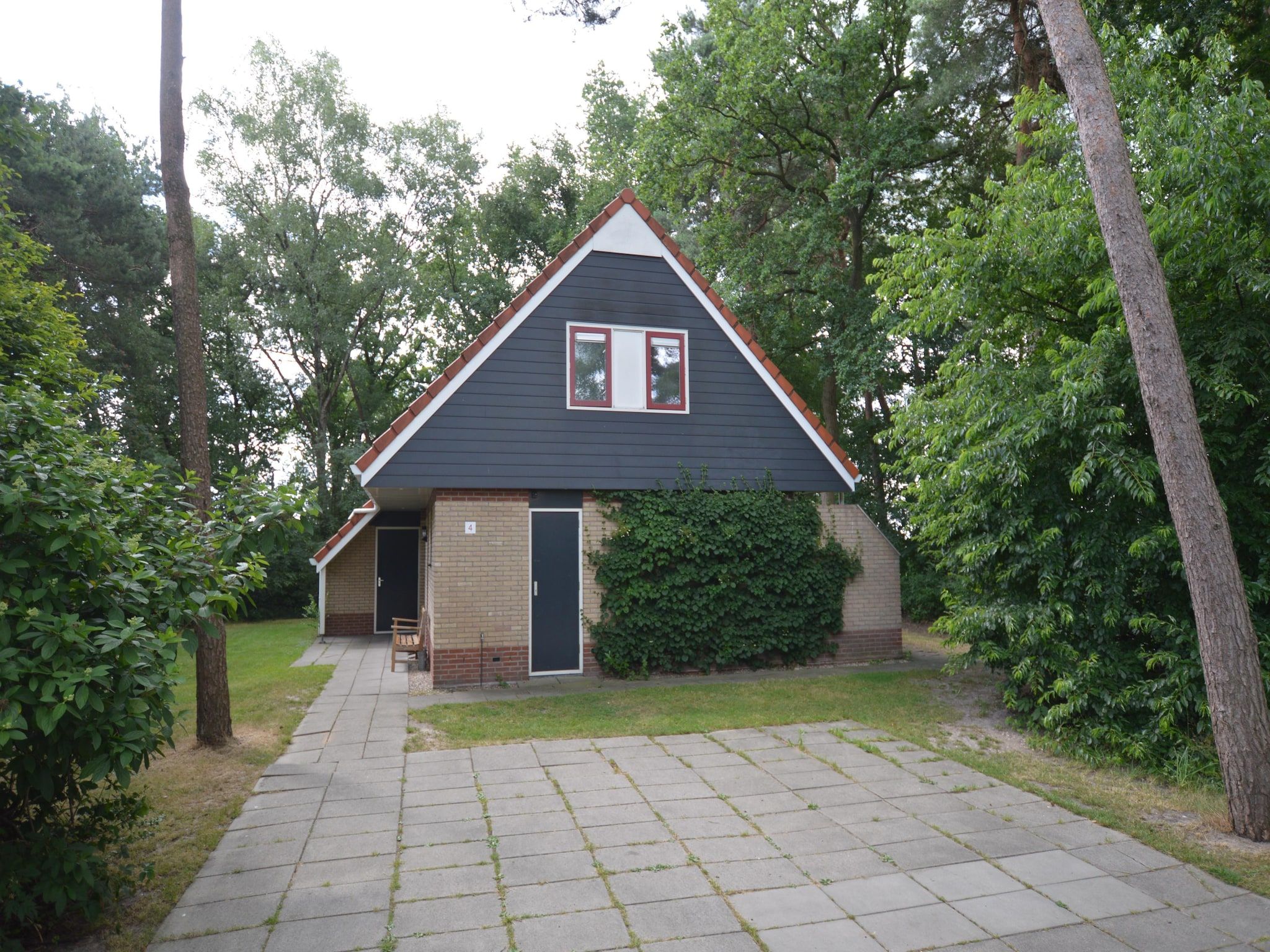 De buitenkant van Buitenplaats Berg en Bos nummer 4 in Lemele