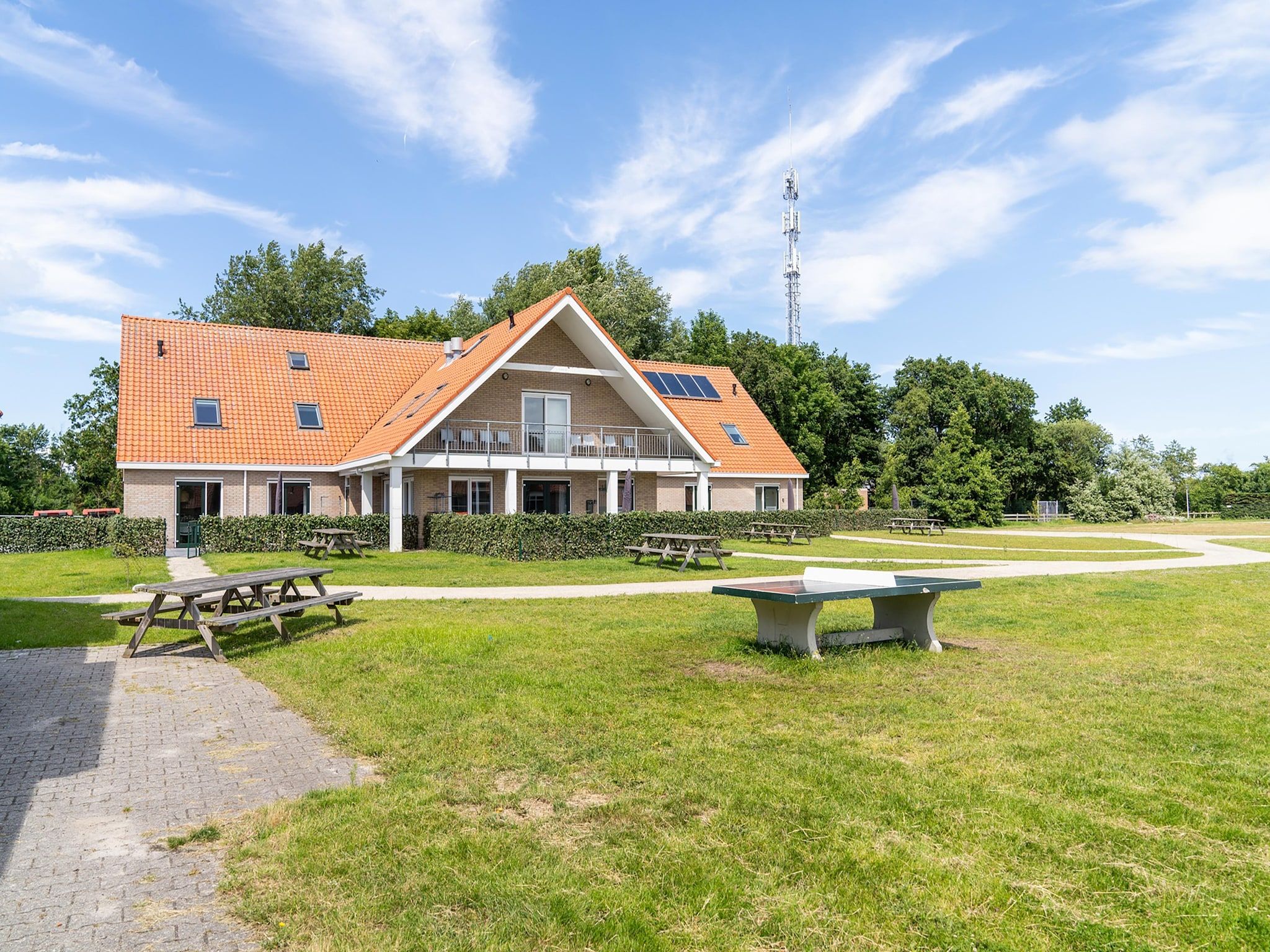 De buitenkant van Kaapsduin in Nes