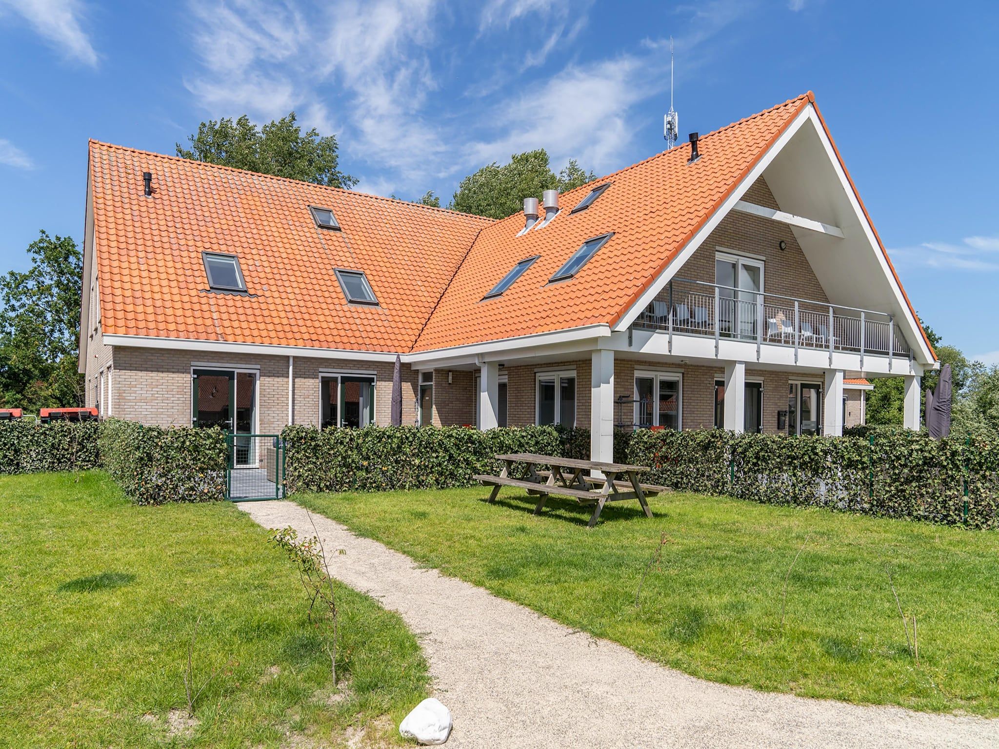 De buitenkant van Kaapsduin in Nes