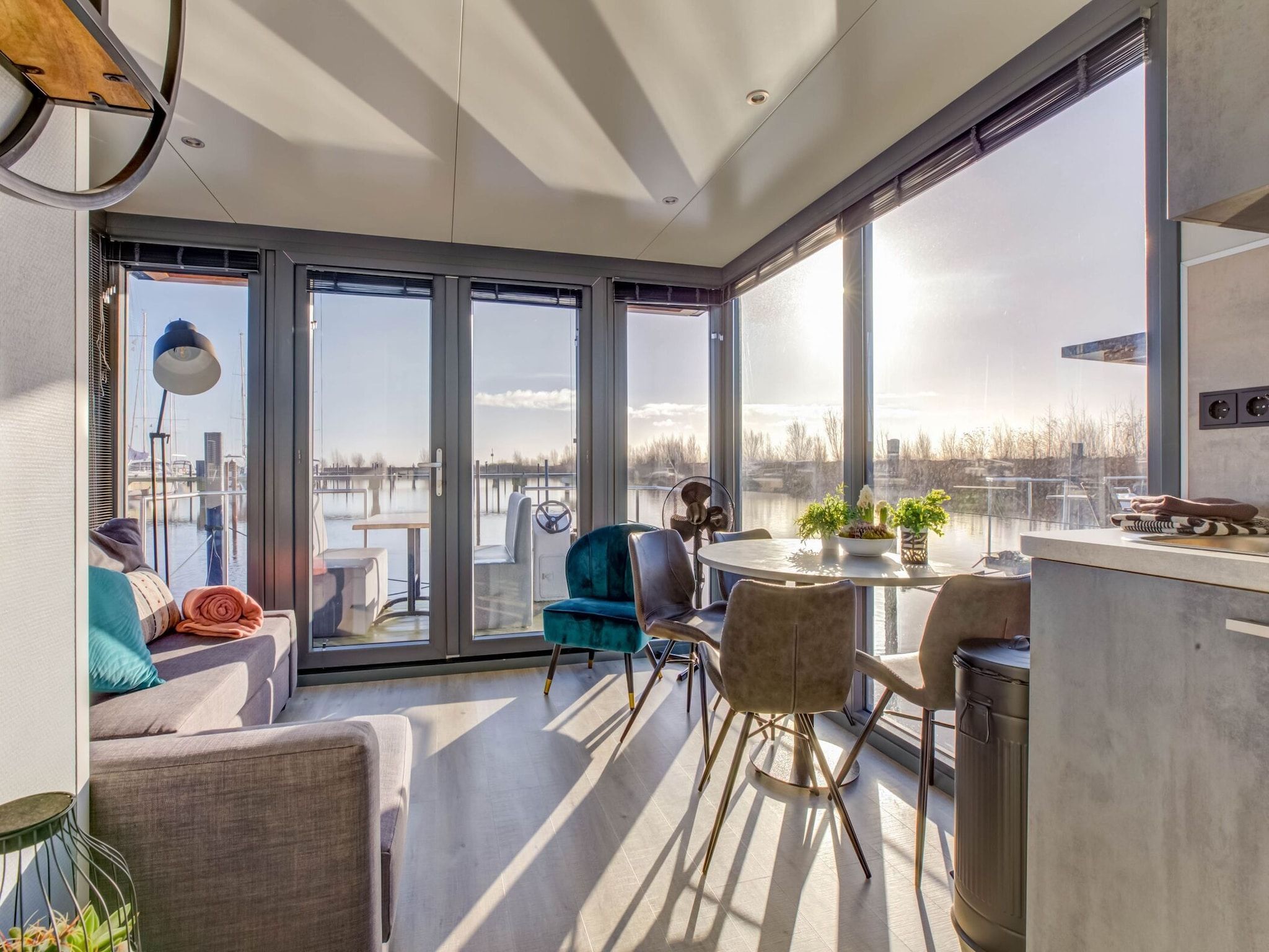 De woonkamer van Bermuda in Volendam