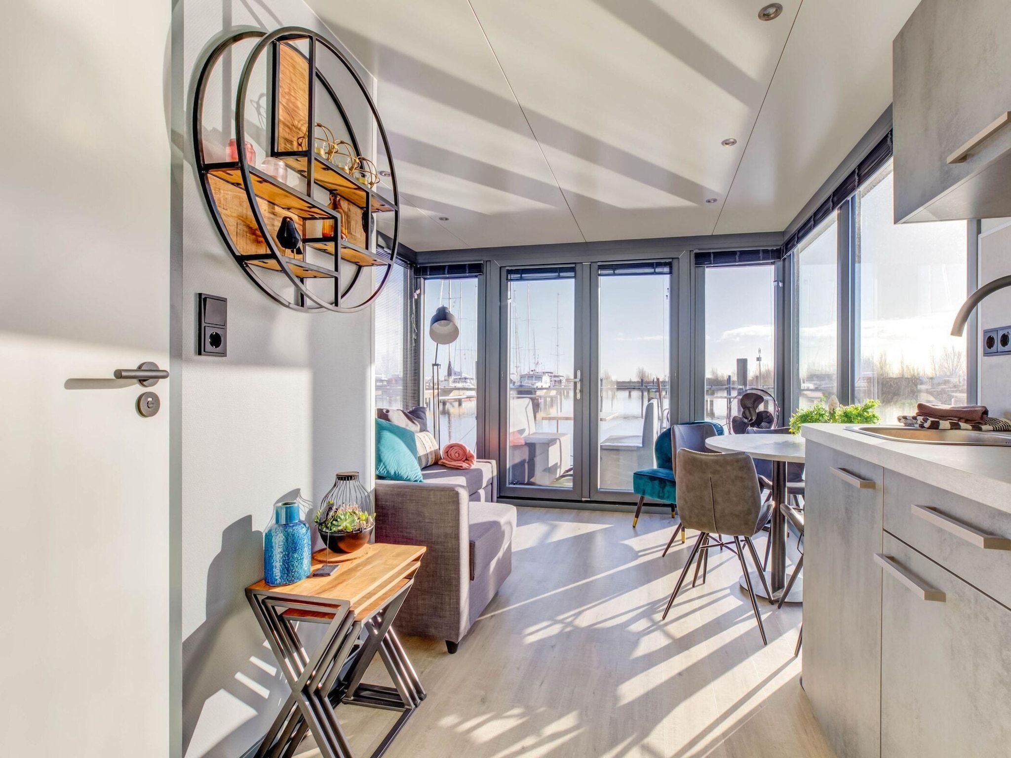 De woonkamer van Bermuda in Volendam