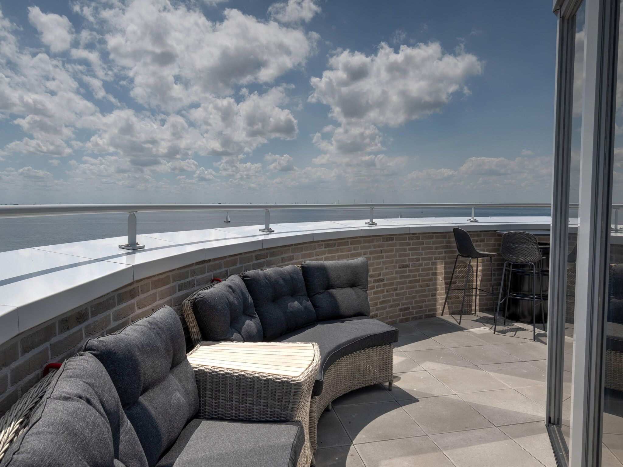 Het terras van Casa Isla Bella in Scherpenisse