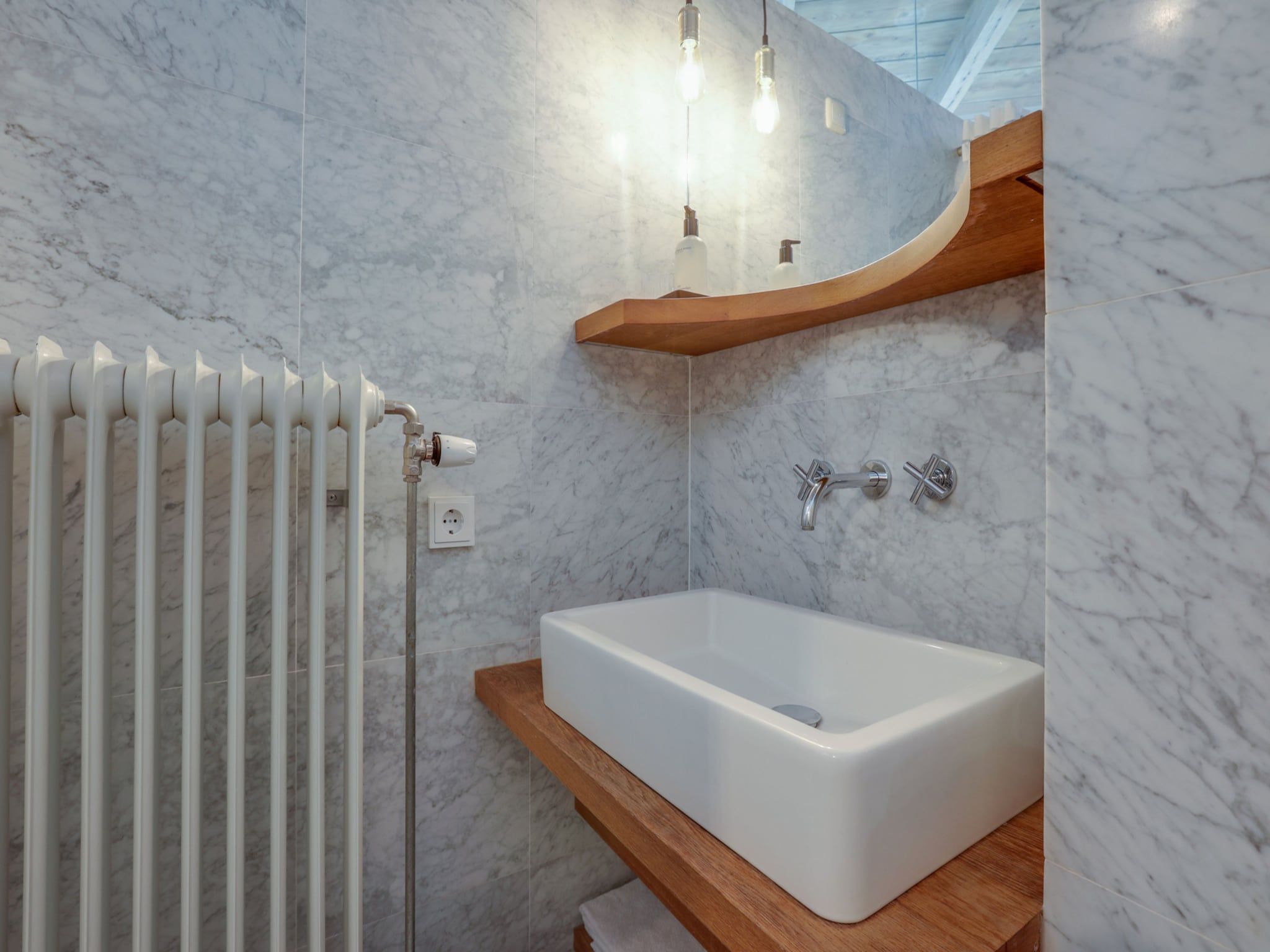 De badkamer van 'Herberg De Waard van Ternaard' in Ternaard