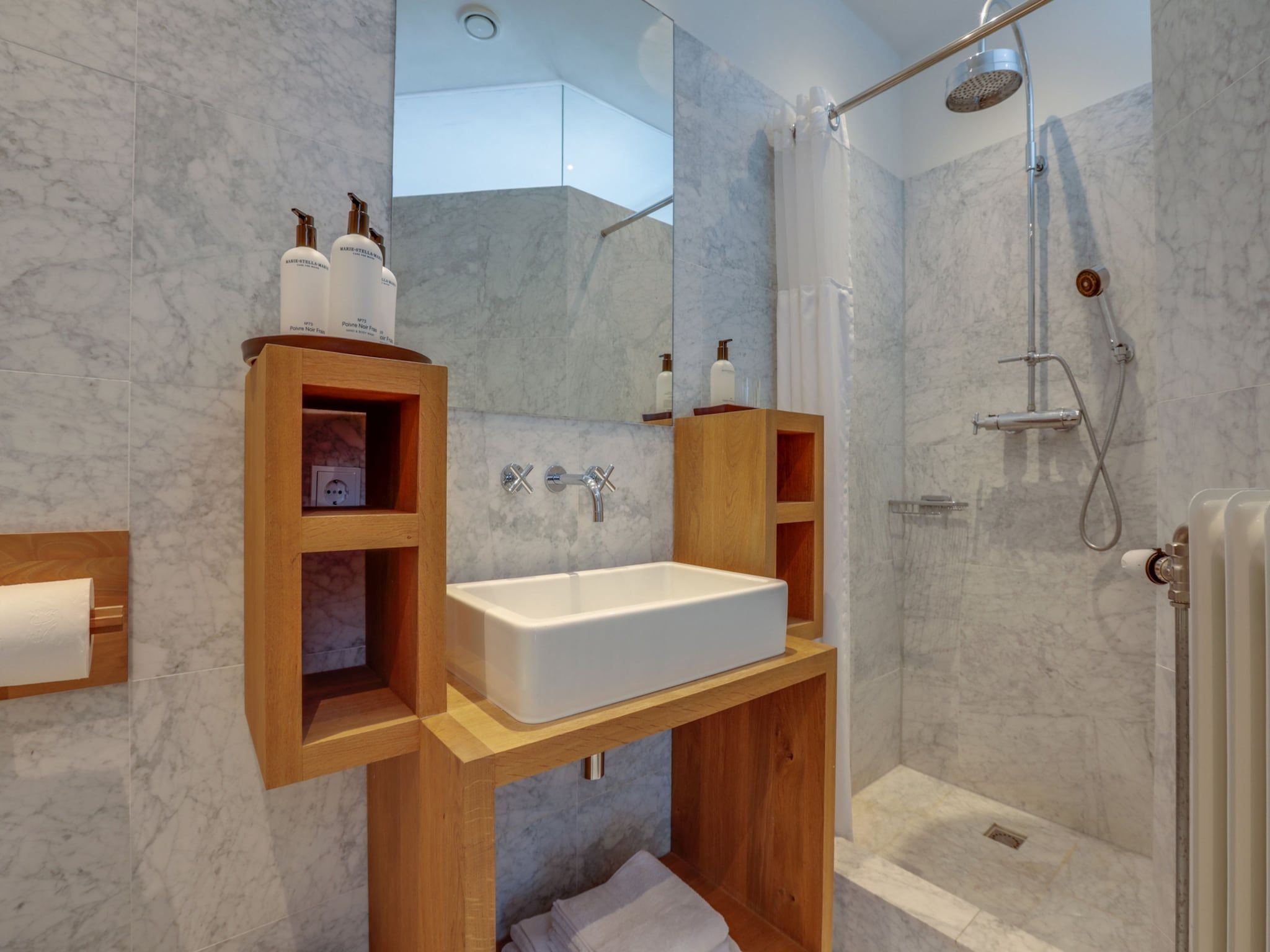 De badkamer van 'Herberg De Waard van Ternaard' in Ternaard