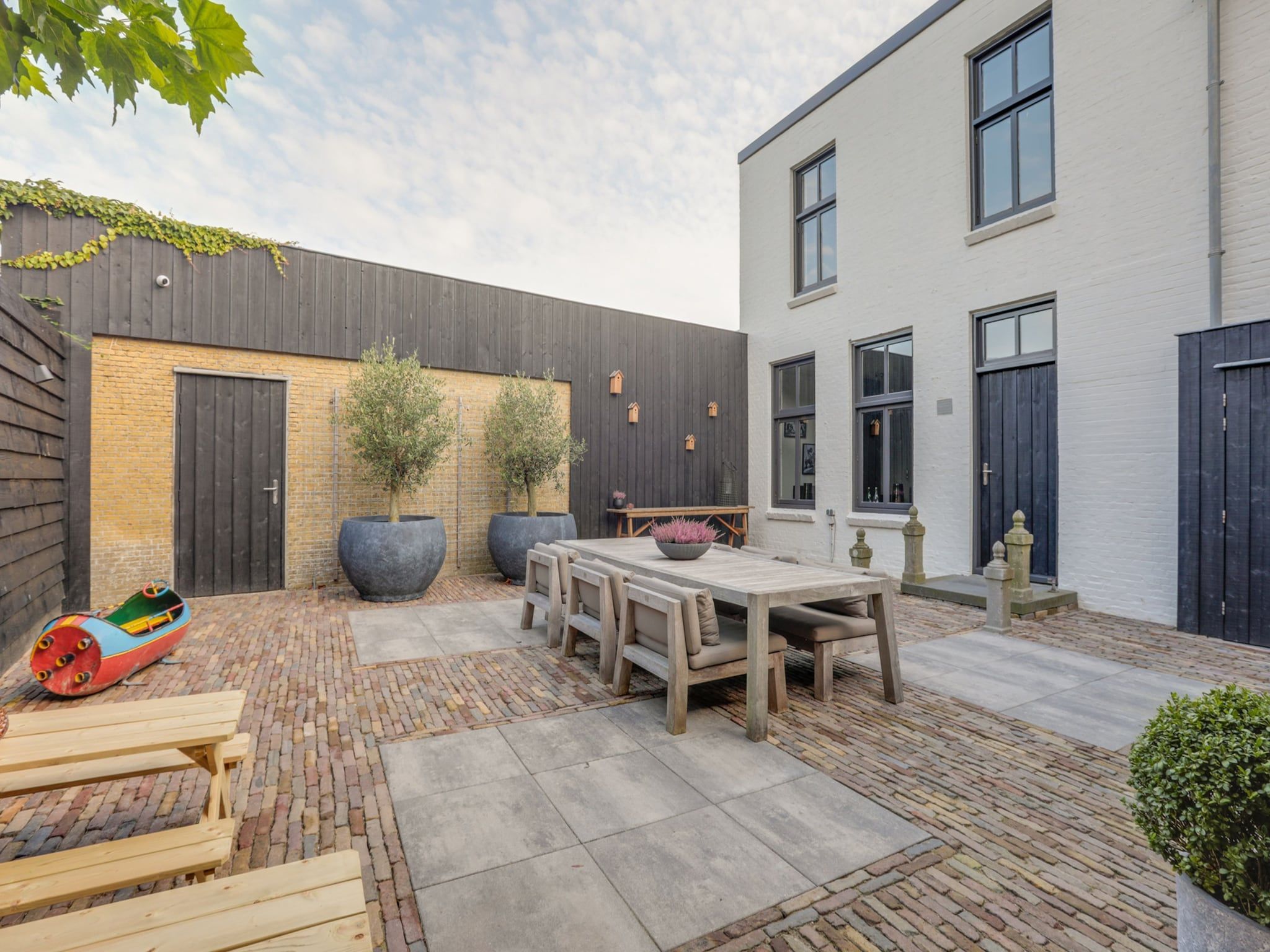 Het terras van 'Herberg De Waard van Ternaard' in Ternaard