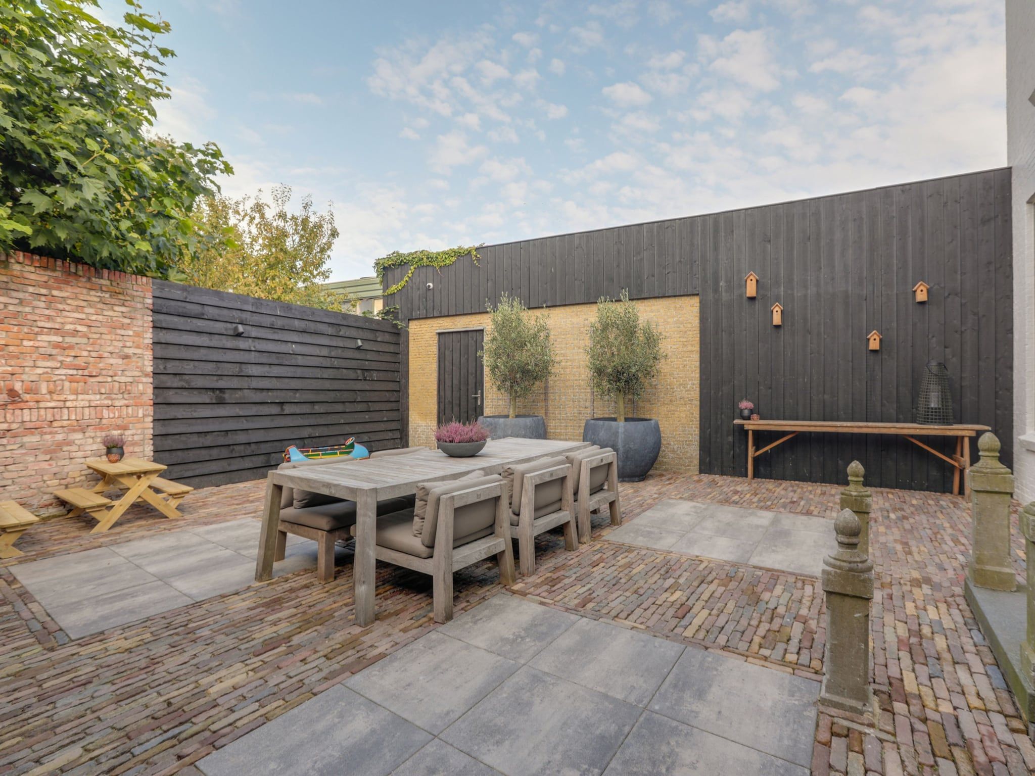 Het terras van 'Herberg De Waard van Ternaard' in Ternaard