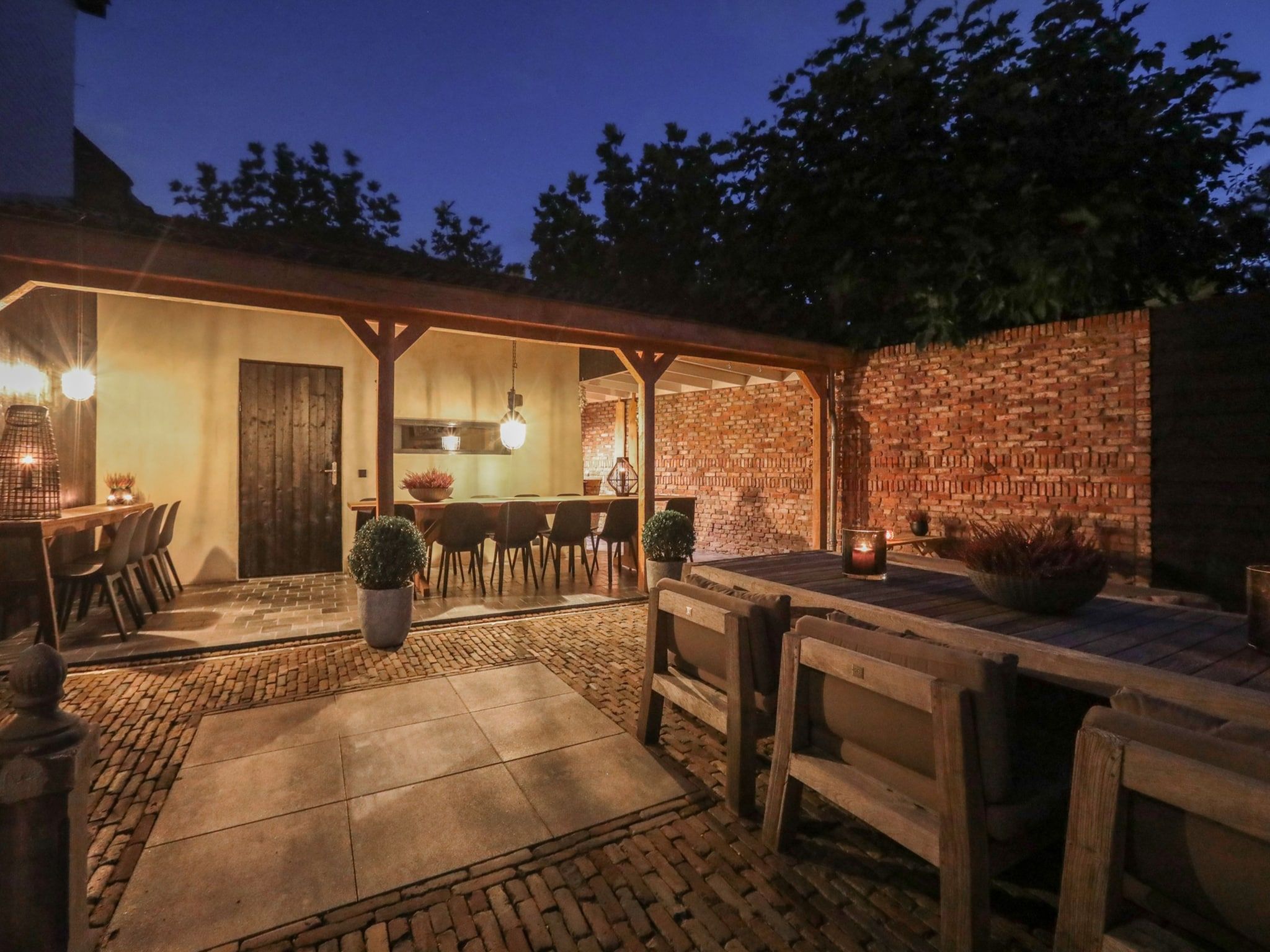 Het terras van 'Herberg De Waard van Ternaard' in Ternaard