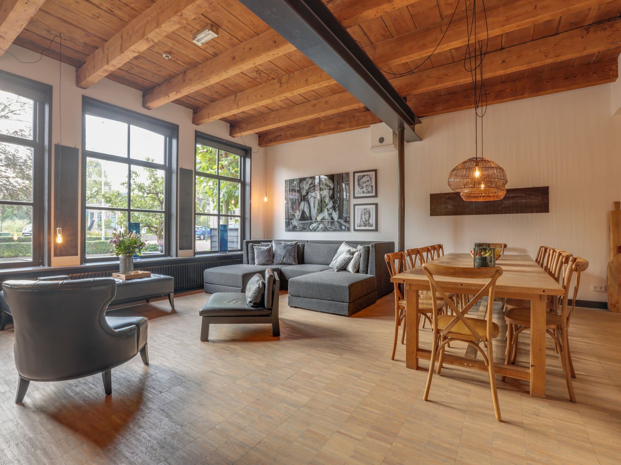 De woonkamer van 'Herberg De Waard van Ternaard' in Ternaard