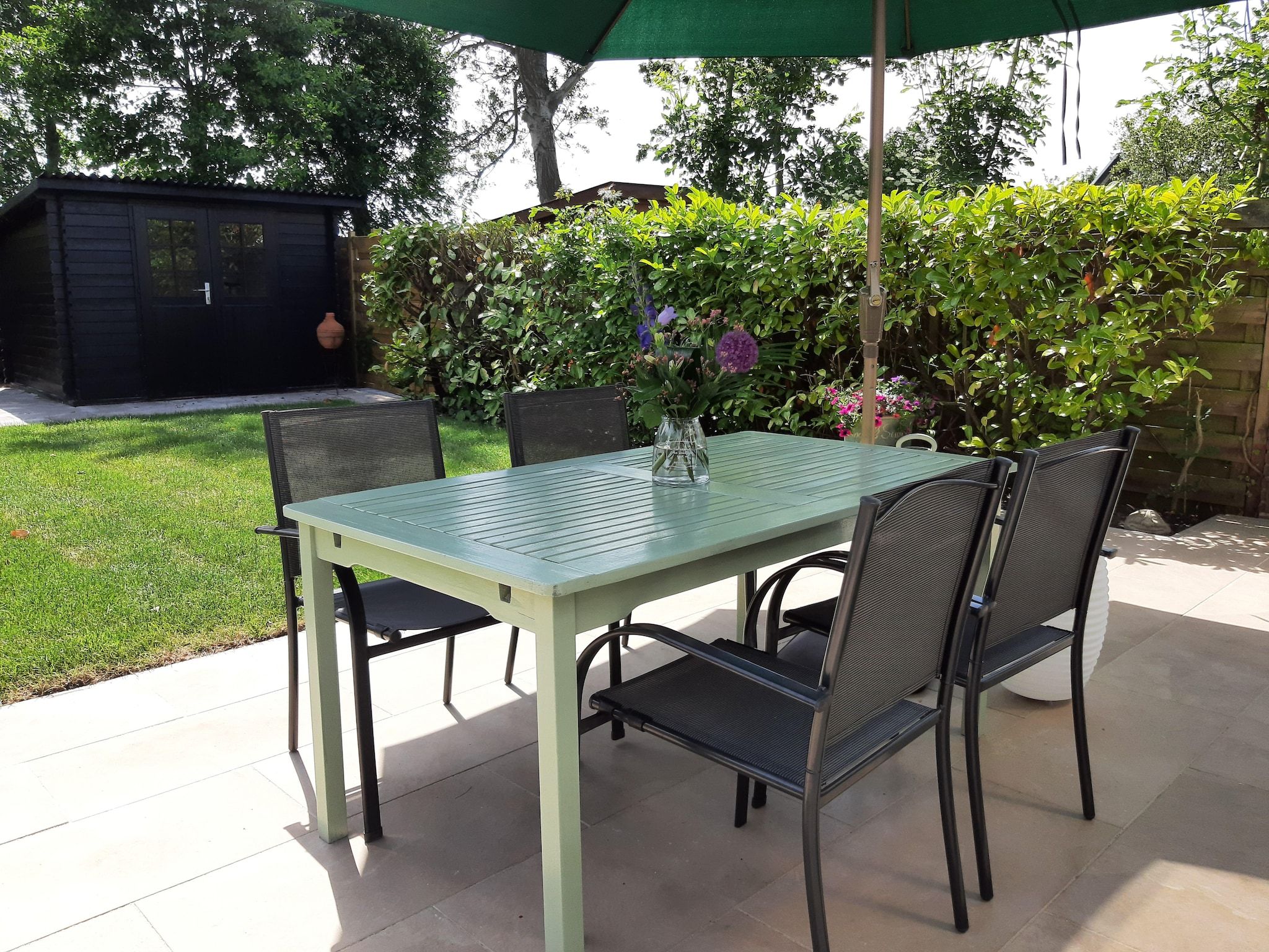 De tuin van Vakantiehuis DJEZ in Tuitjenhorn