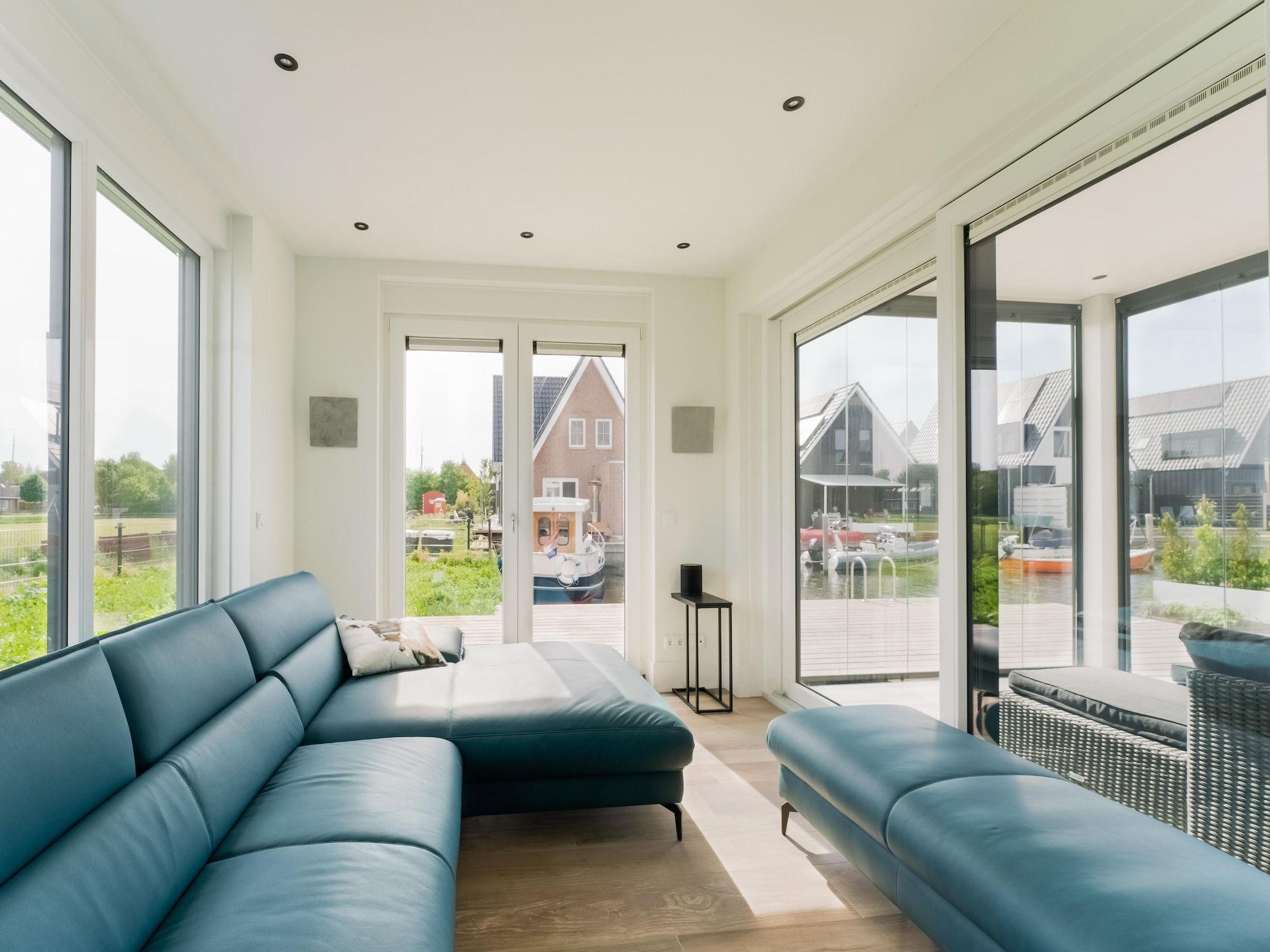 De woonkamer van Luxe villa aan het water in Stavoren