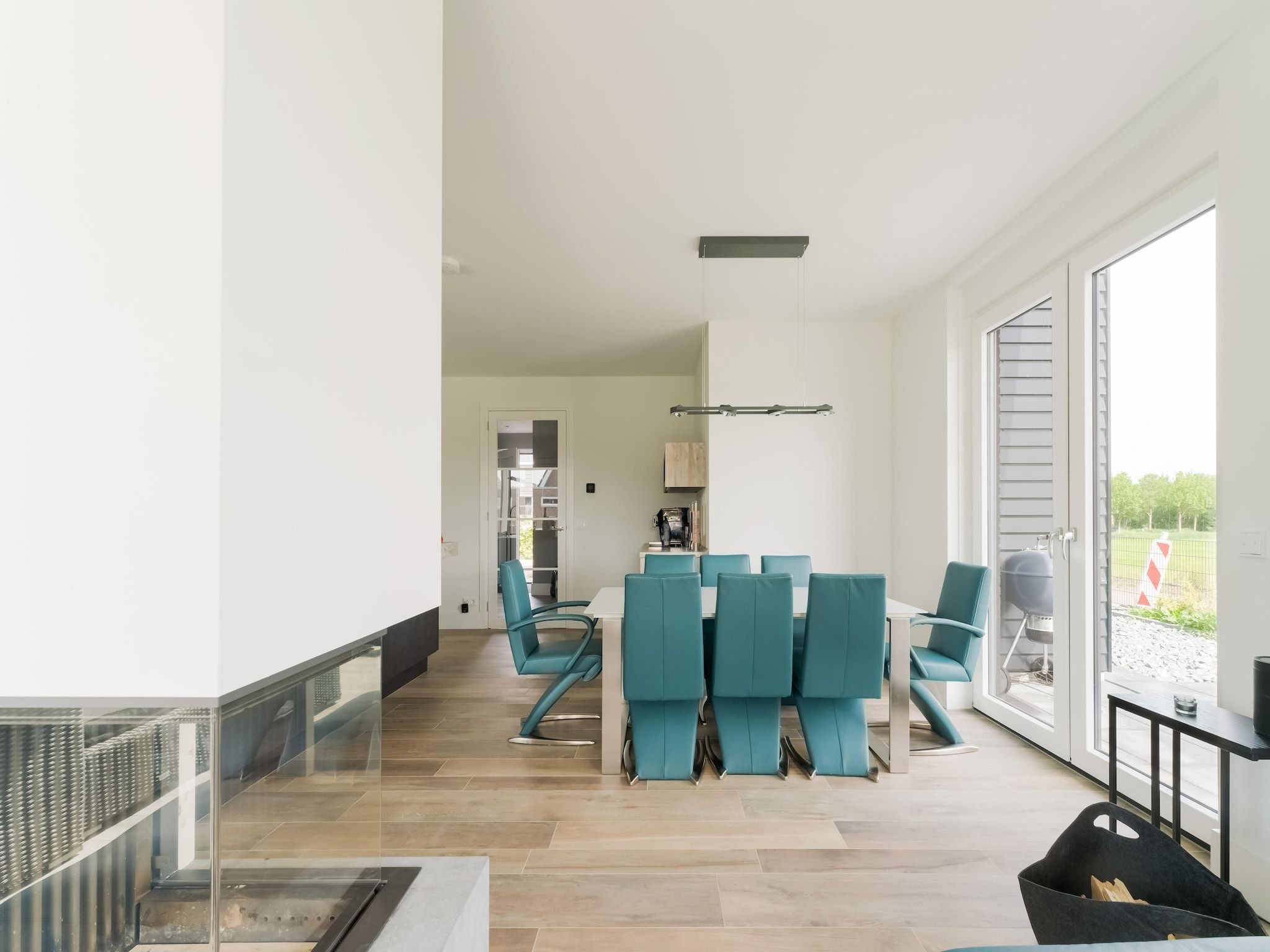 De eetkamer van Luxe villa aan het water in Stavoren