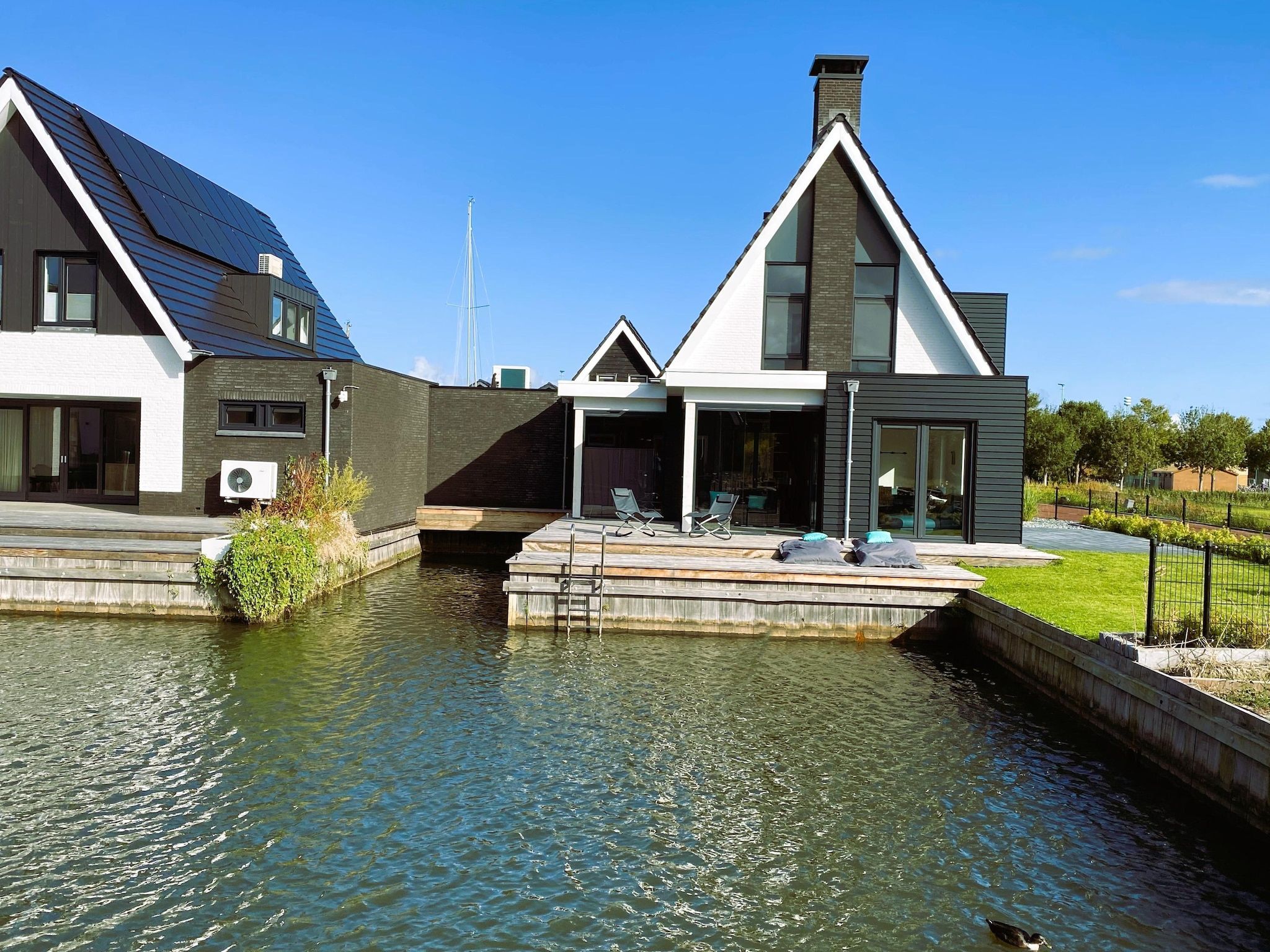 De buitenkant van Luxe villa aan het water in Stavoren
