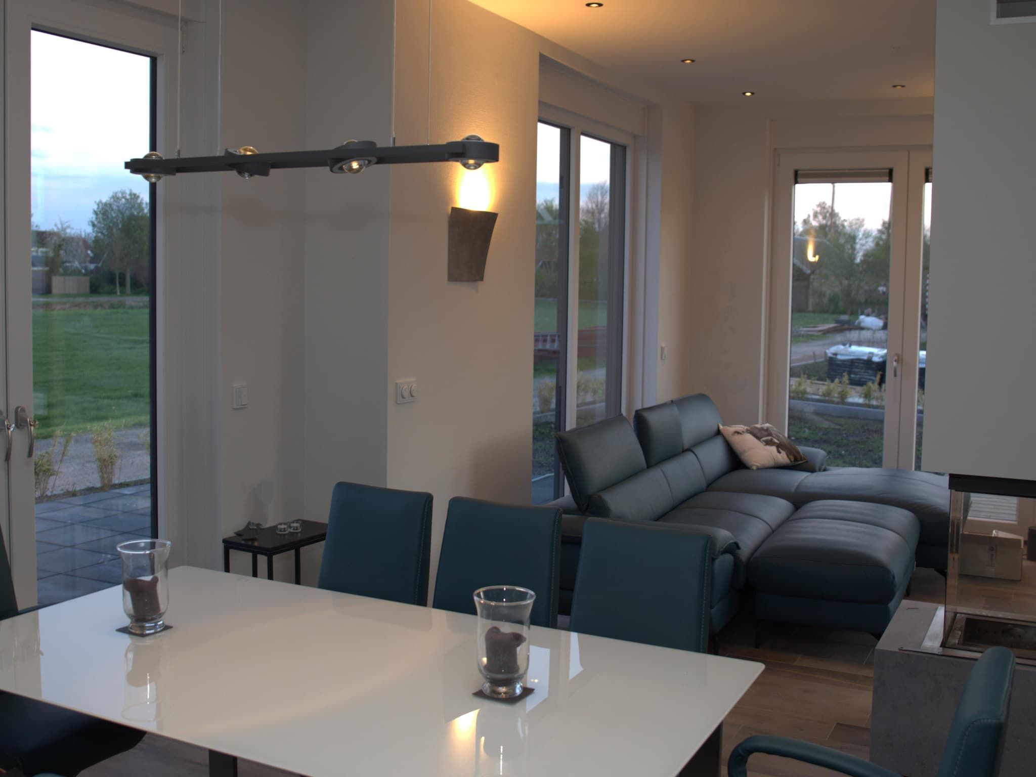 De eetkamer van Luxe villa aan het water in Stavoren