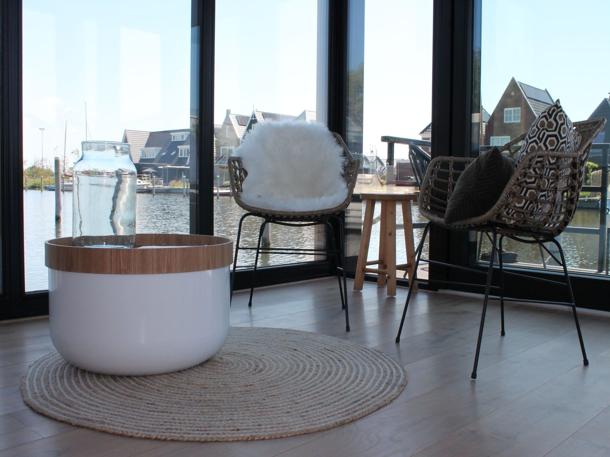 De woonkamer van Boat House Stavoren in Stavoren