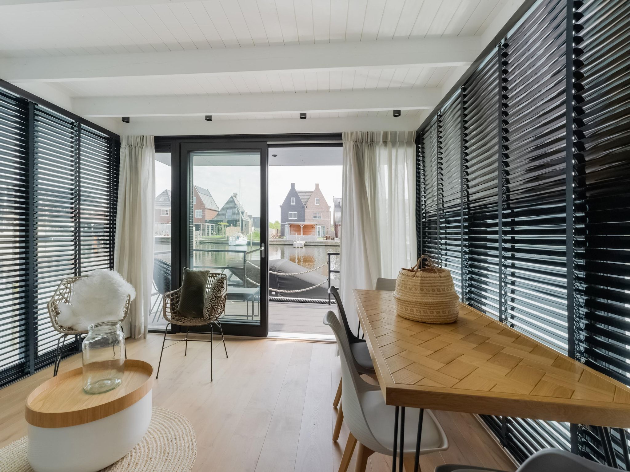 De woonkamer van Boat House Stavoren in Stavoren