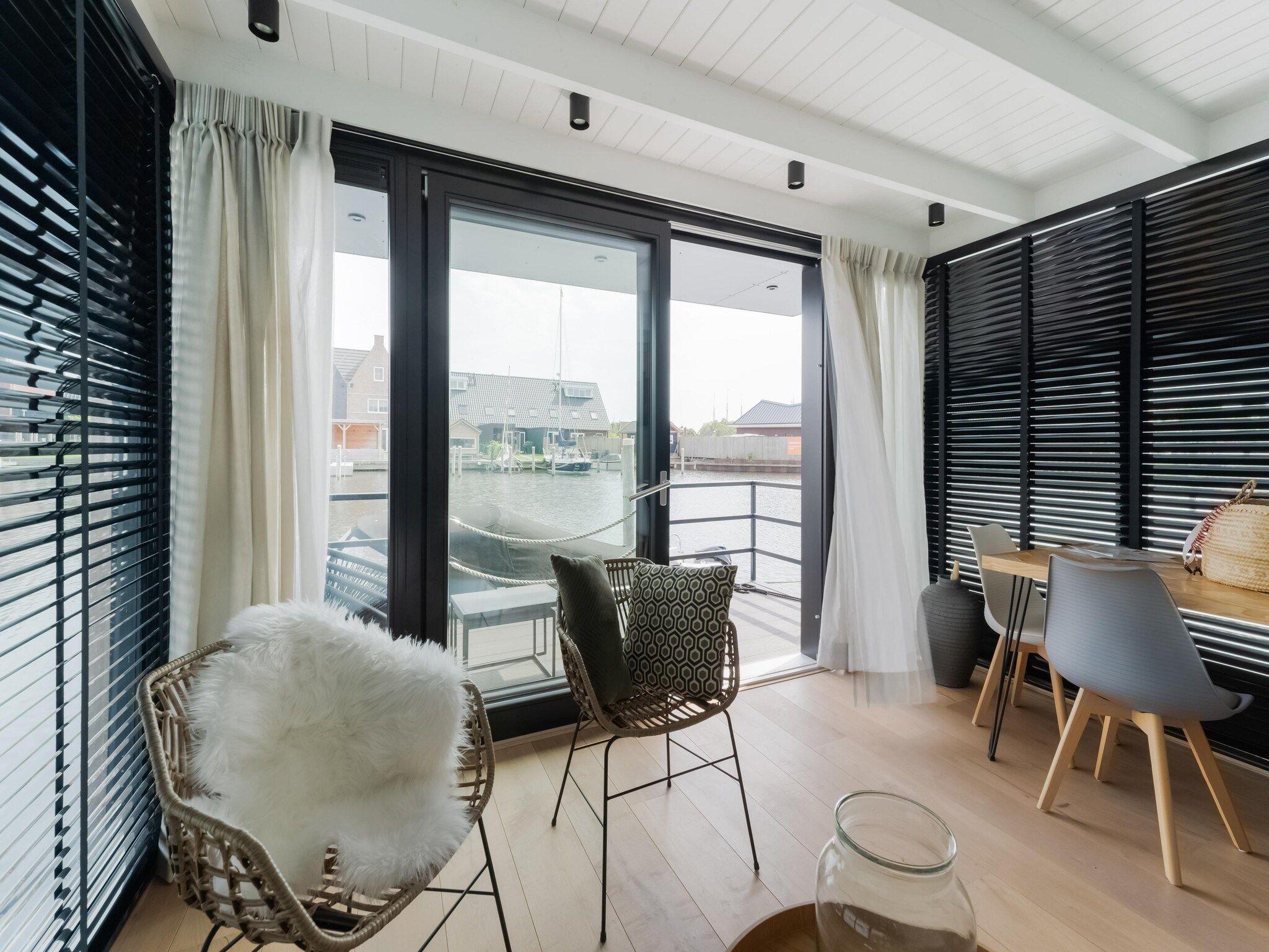 De eetkamer van Boat House Stavoren in Stavoren