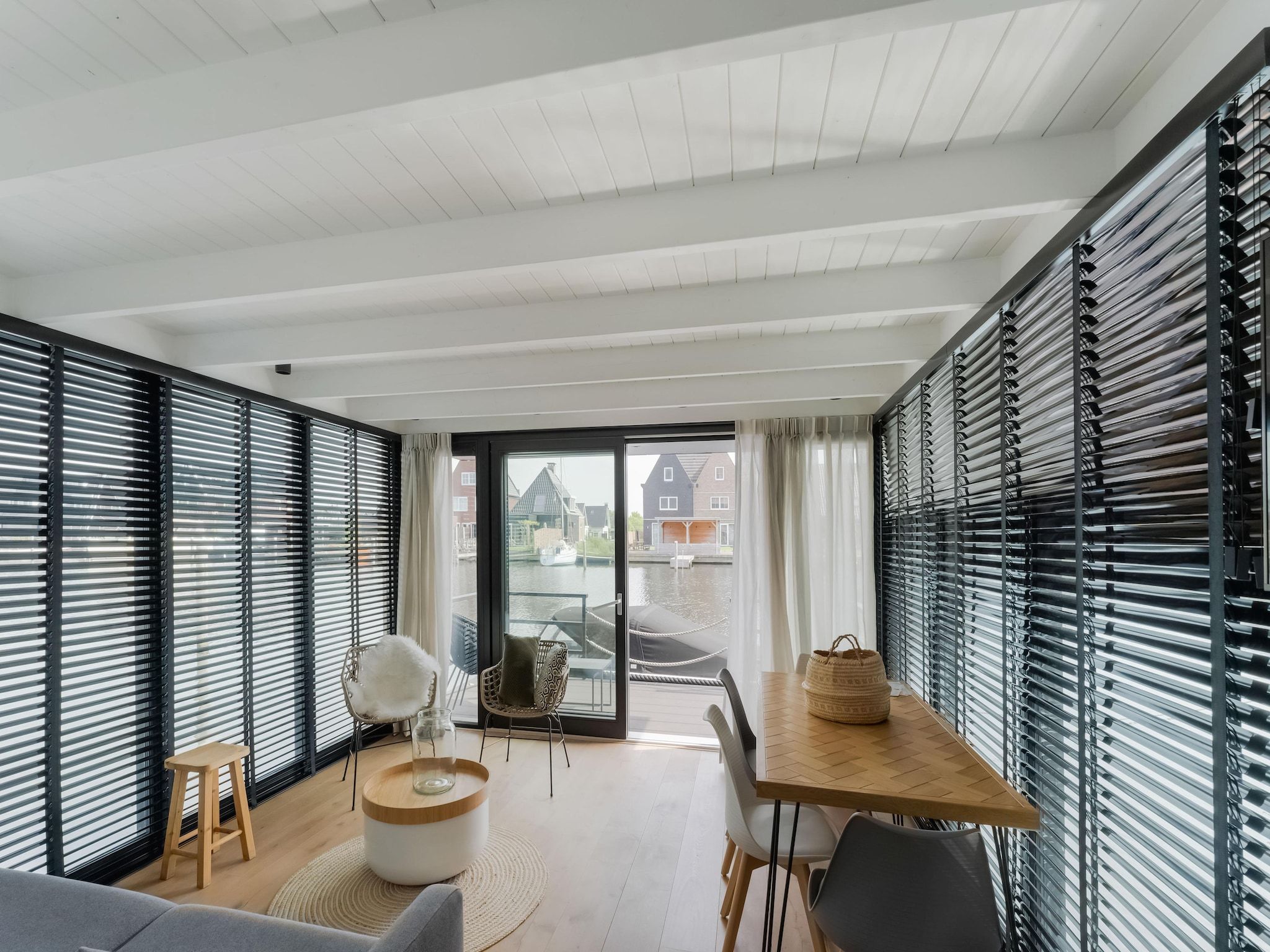 De eetkamer van Boat House Stavoren in Stavoren