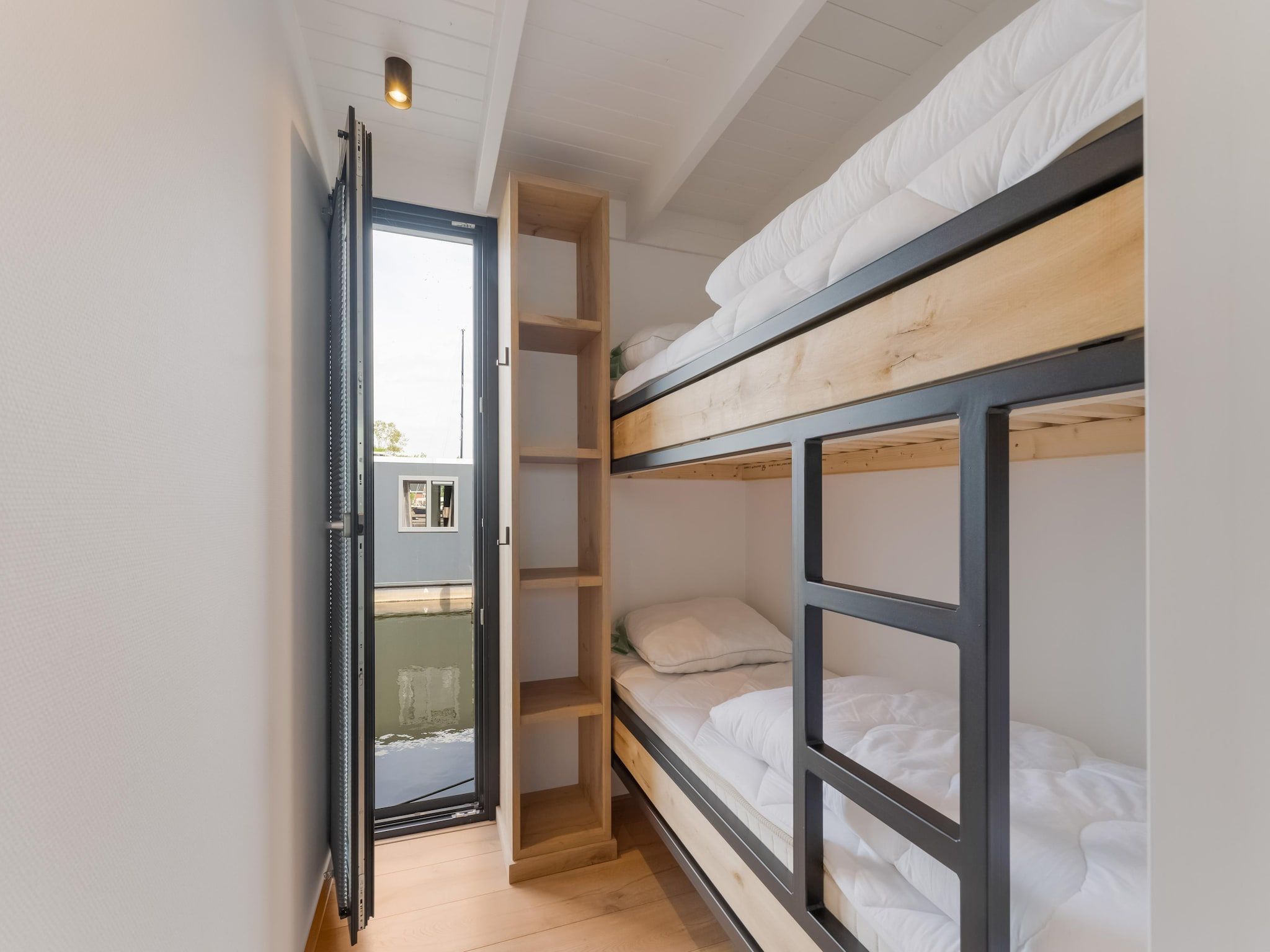 Een slaapkamer van Boat House Stavoren in Stavoren