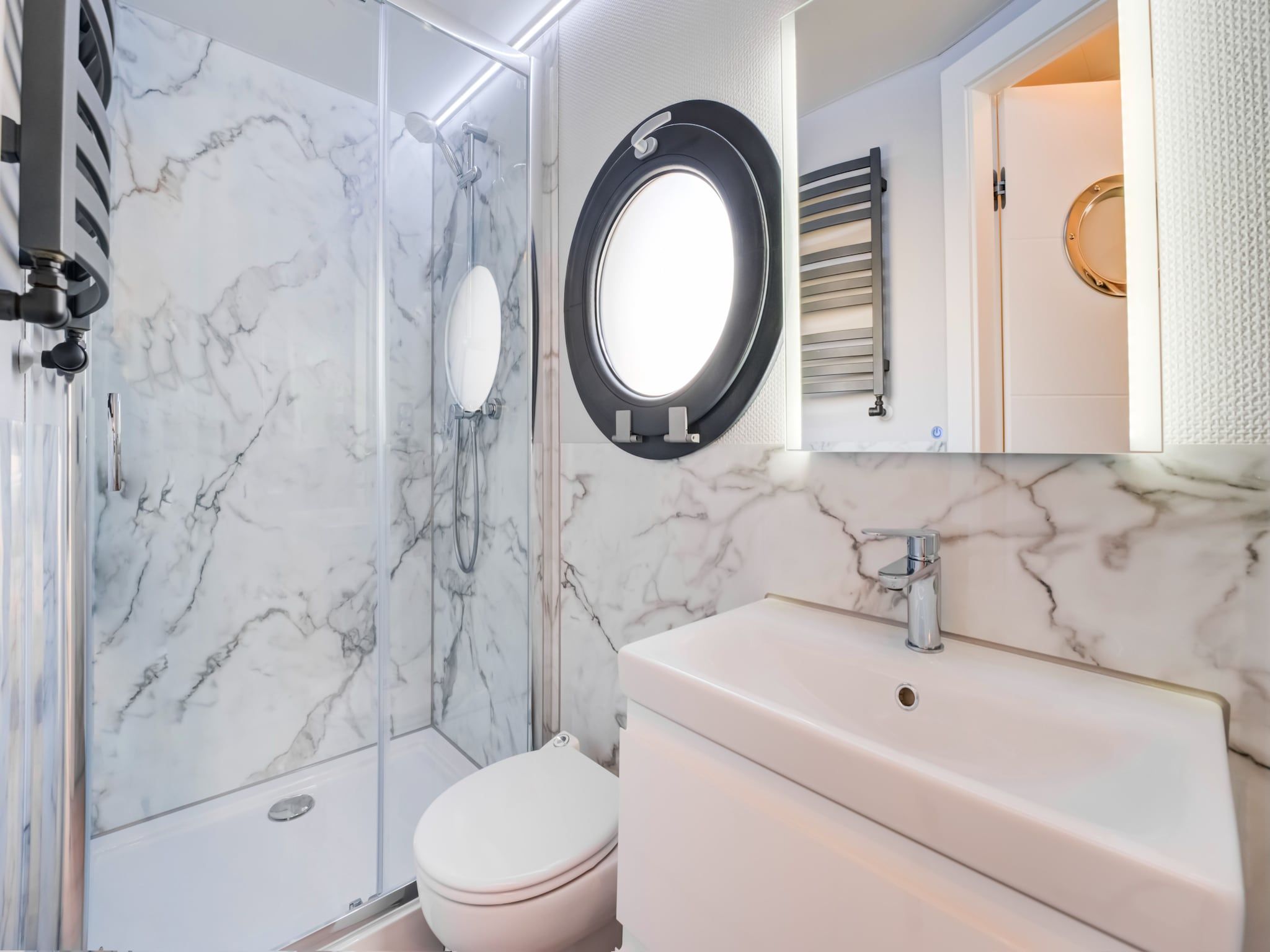 De badkamer van La Belle Vie in Volendam