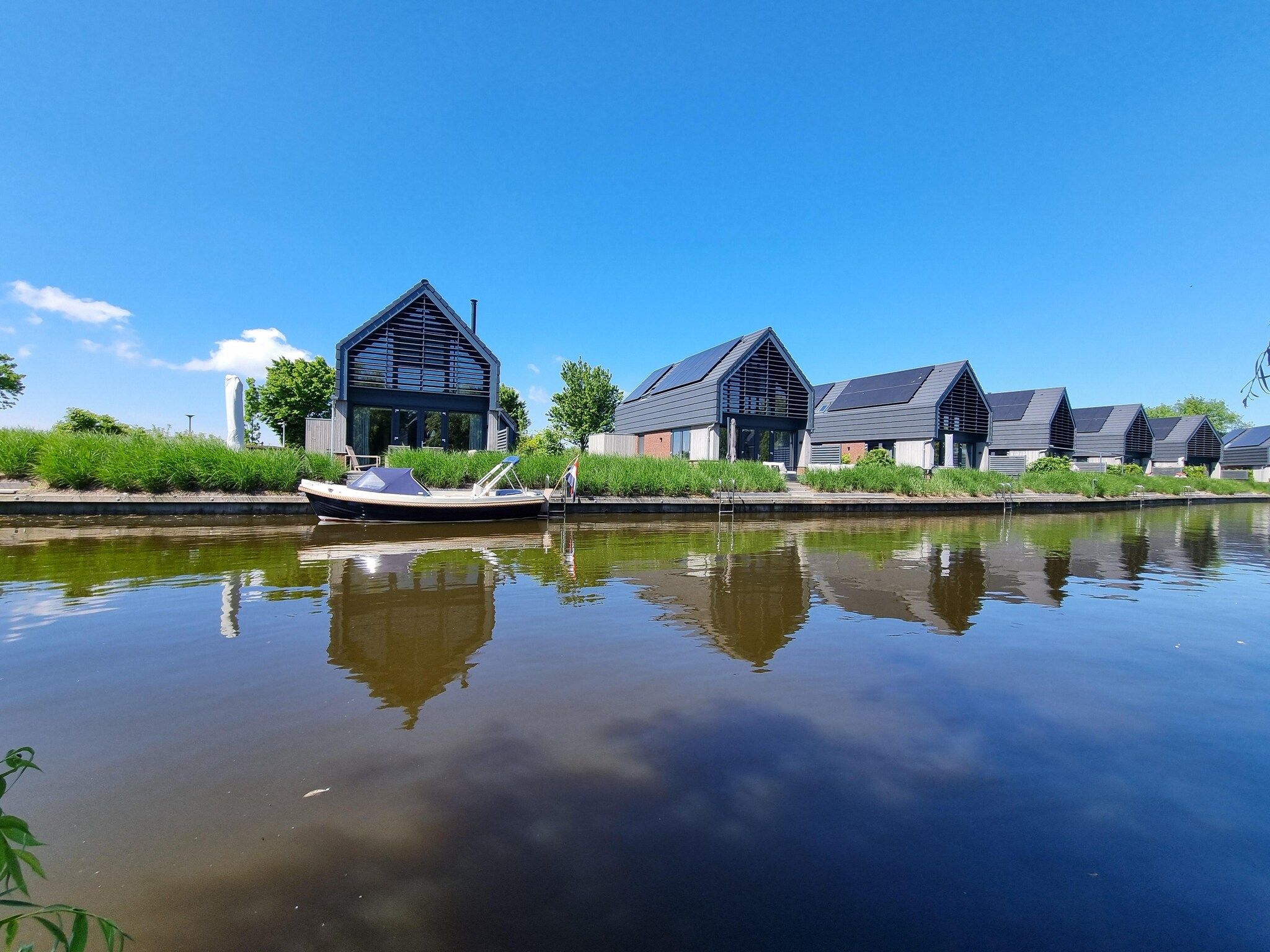 De buitenkant van Watervilla Fjirtjin in Balk