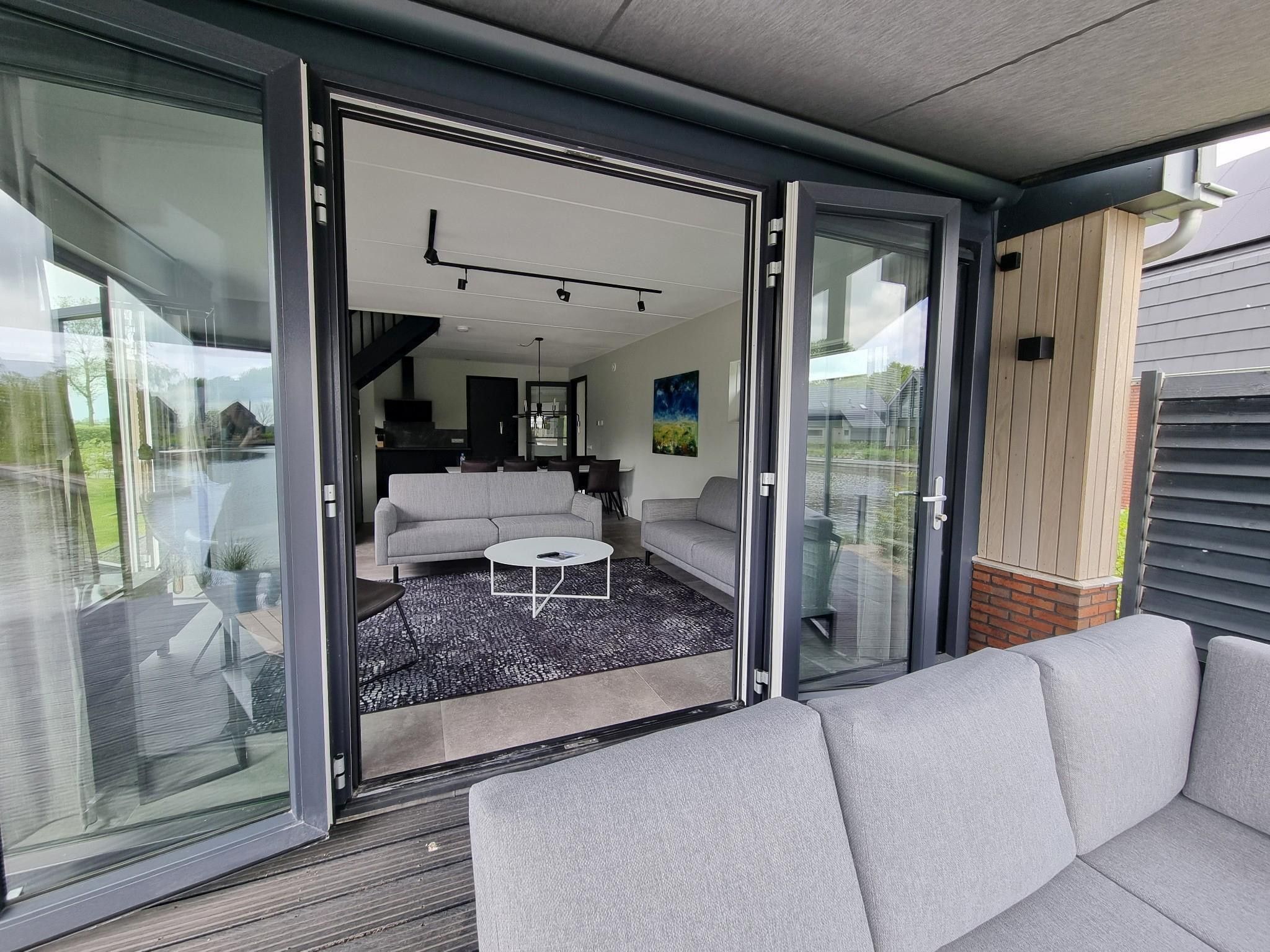 Het terras van Watervilla Santjin in Balk