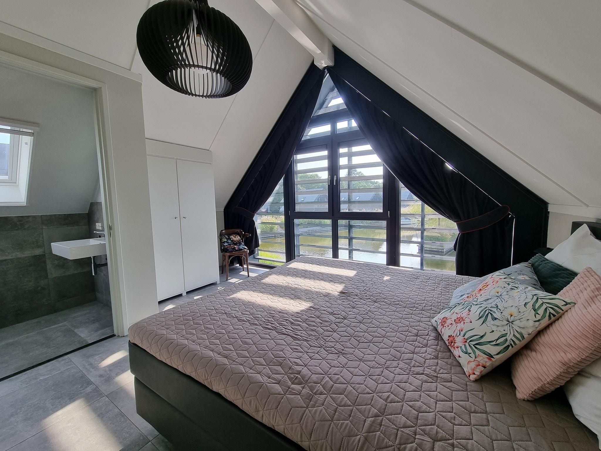 Een slaapkamer van Watervilla Santjin in Balk