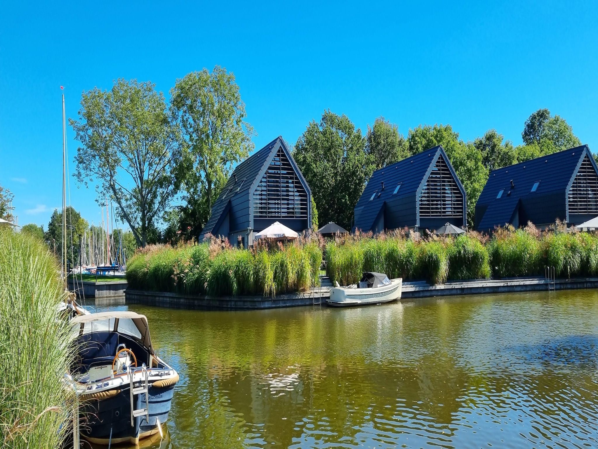 De buitenkant van Watervilla Achttjin in Balk