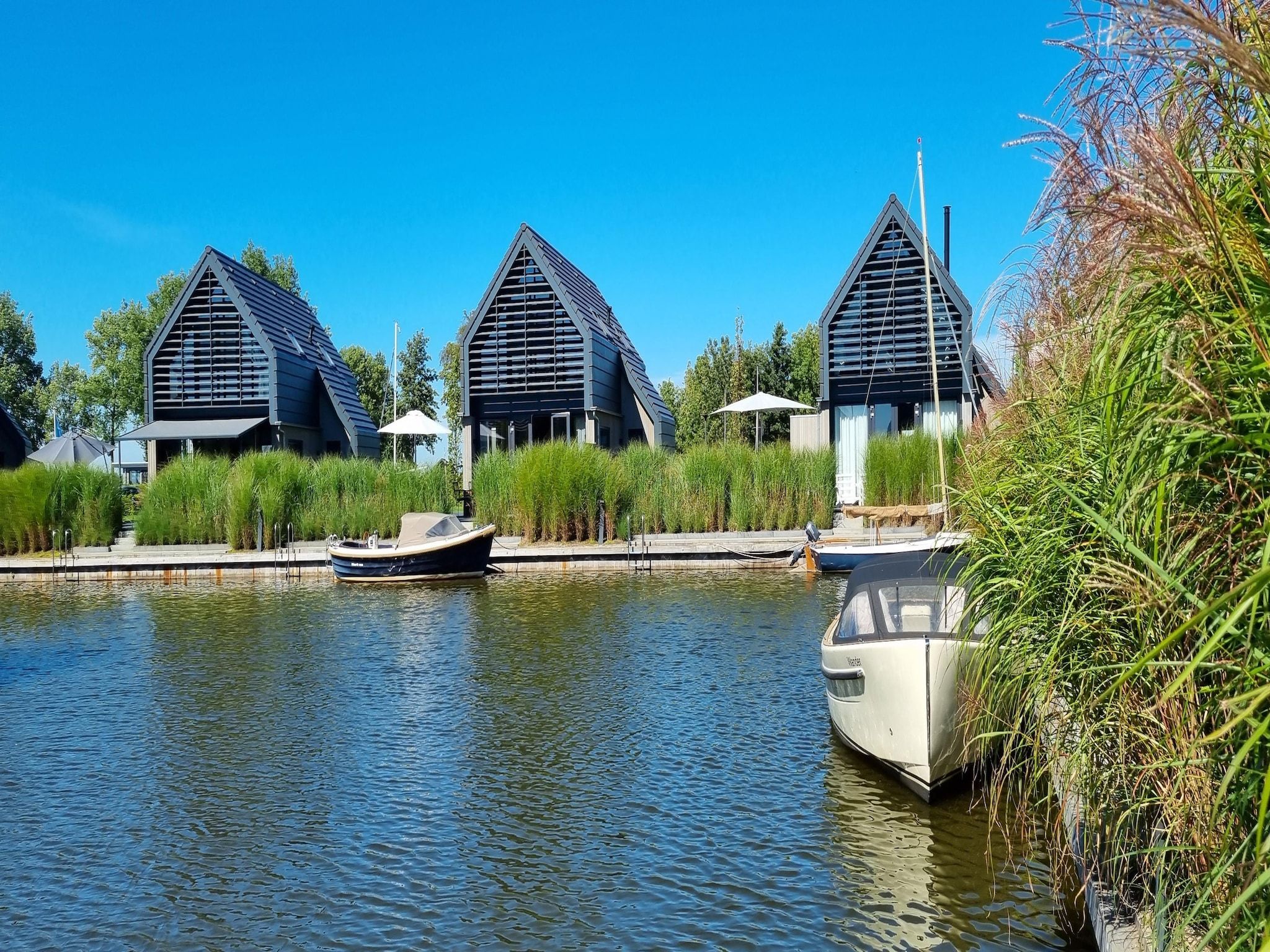 De buitenkant van Watervilla Achttjin in Balk