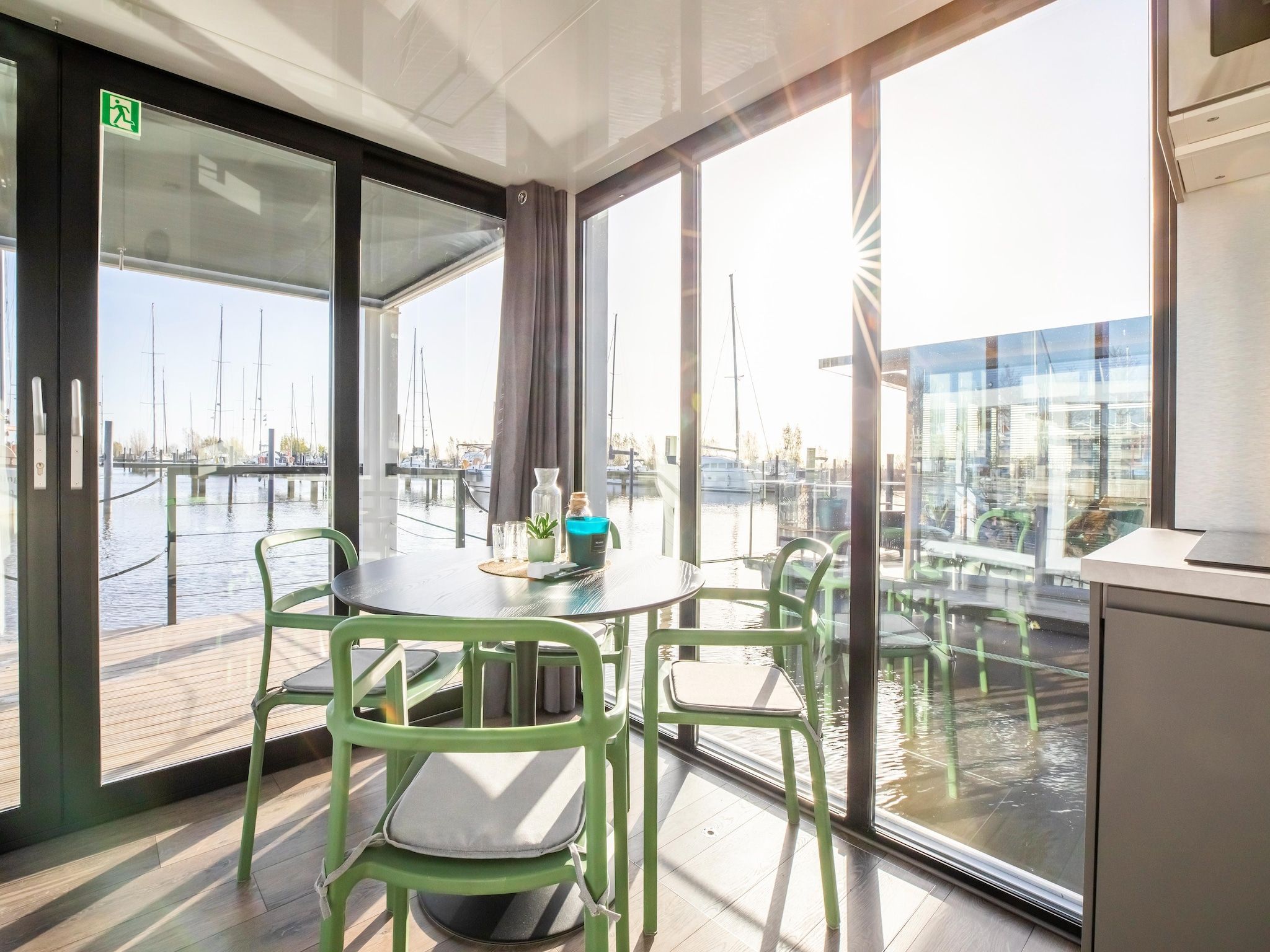 De eetkamer van Marina Sunrise in Volendam