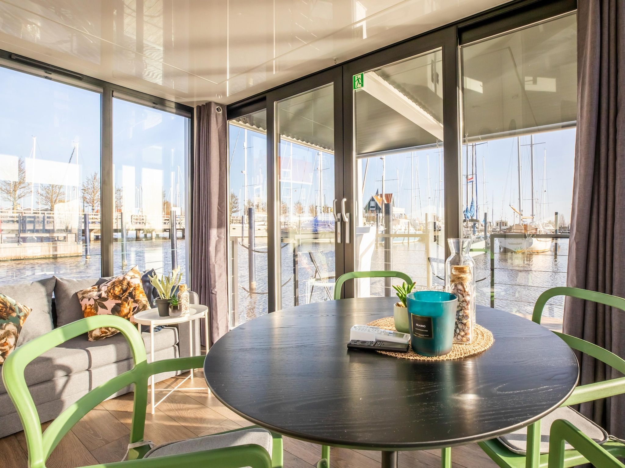 De woonkamer van Marina Sunrise in Volendam