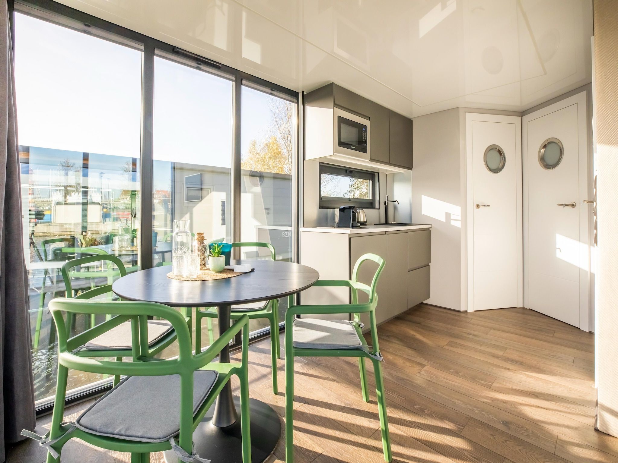 De eetkamer van Marina Sunrise in Volendam