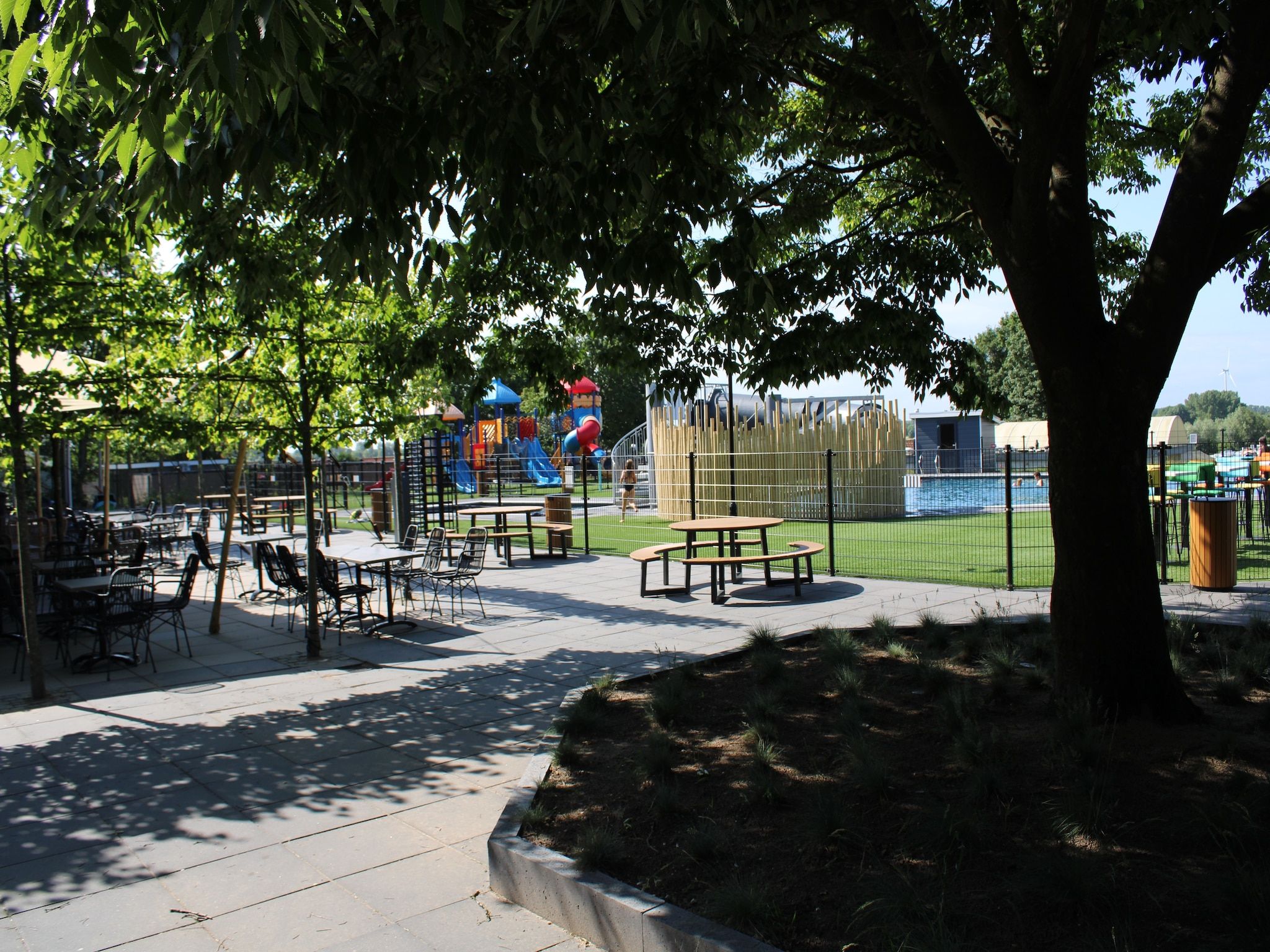 Parkfaciliteiten bij Recreatiepark Rhederlaagse Meren 16 in Lathum