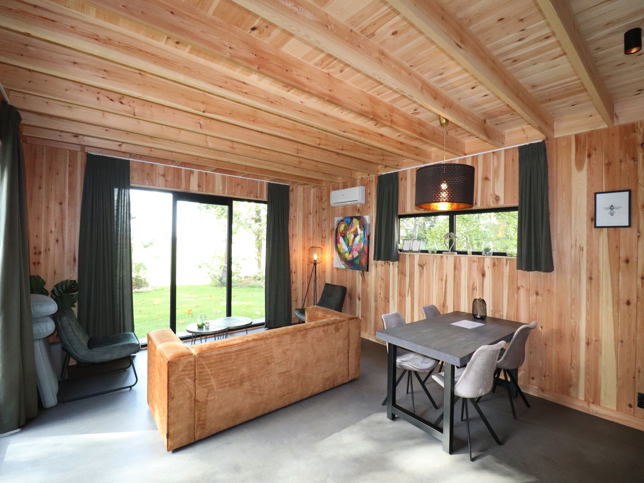 De woonkamer van Wellnesslodge Scholekster 4p in Dalerveen