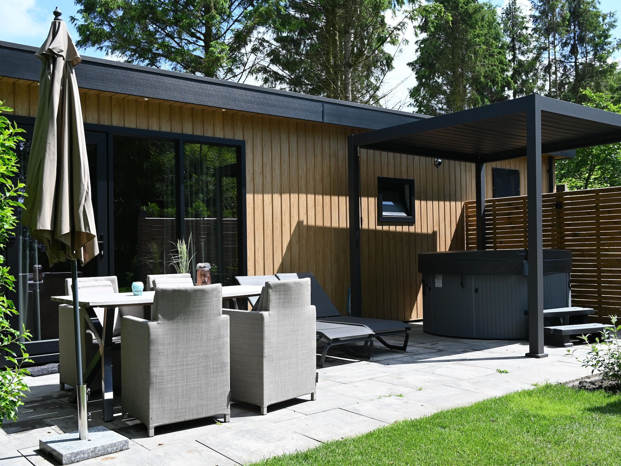 Het terras van Wellnesslodge Scholekster 4p in Dalerveen