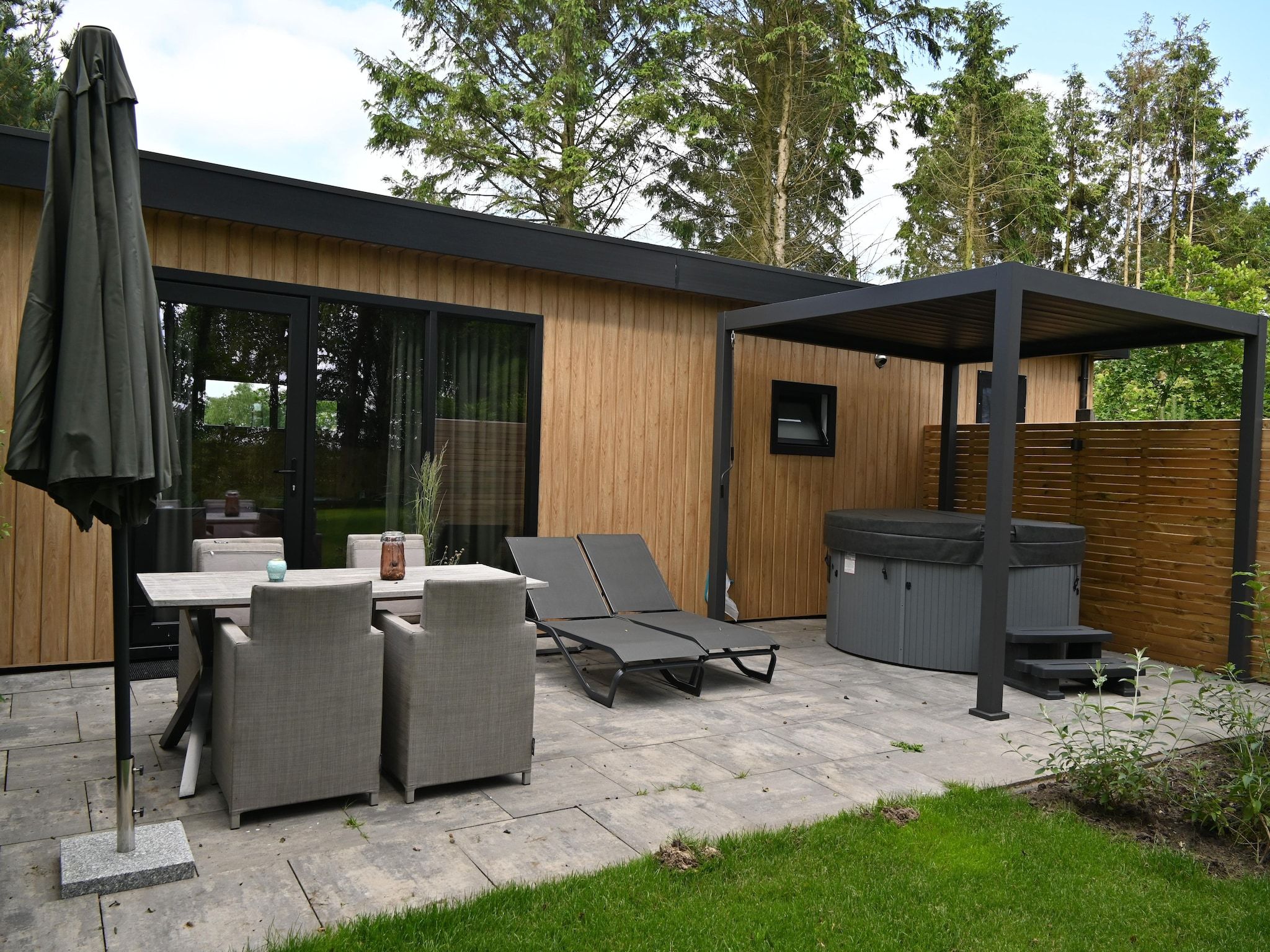 De buitenkant van Wellnesslodge Scholekster 4p in Dalerveen