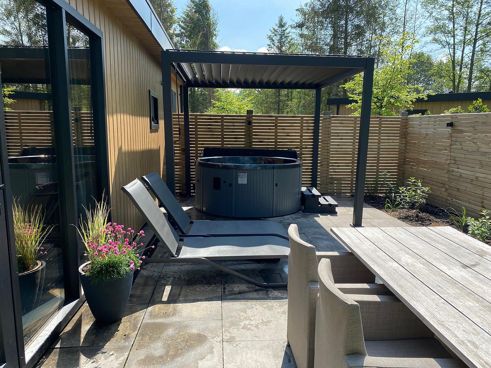 Het terras van Wellnesslodge Scholekster 4p in Dalerveen