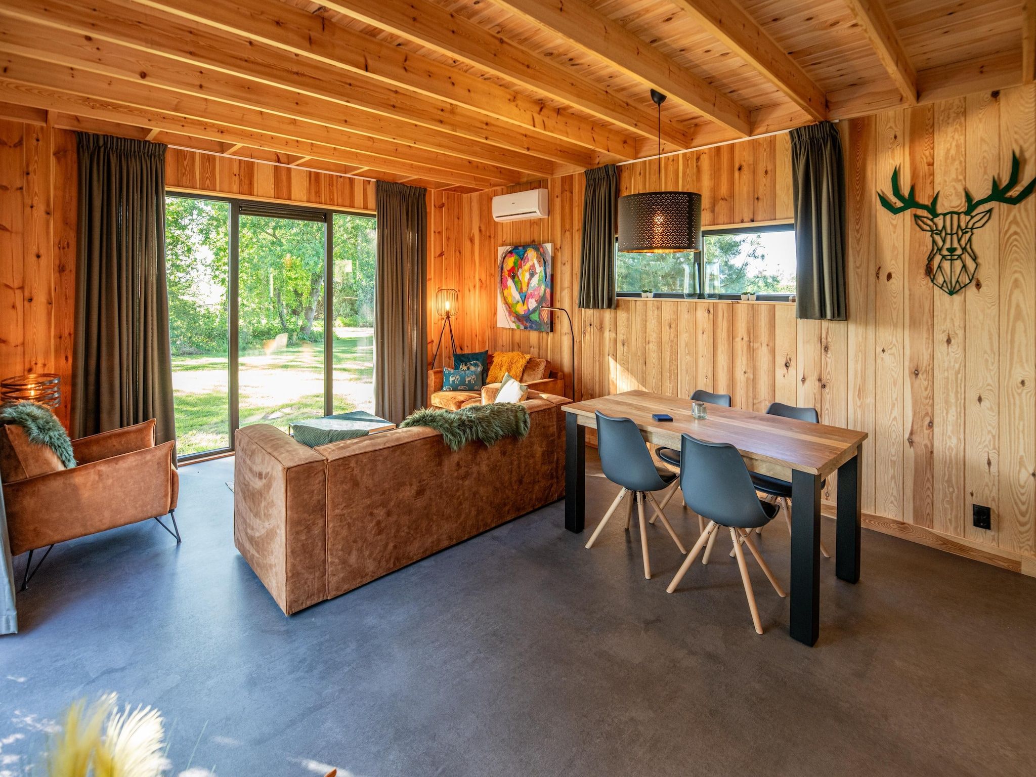 De woonkamer van Wellnesslodge Scholekster 4p in Dalerveen