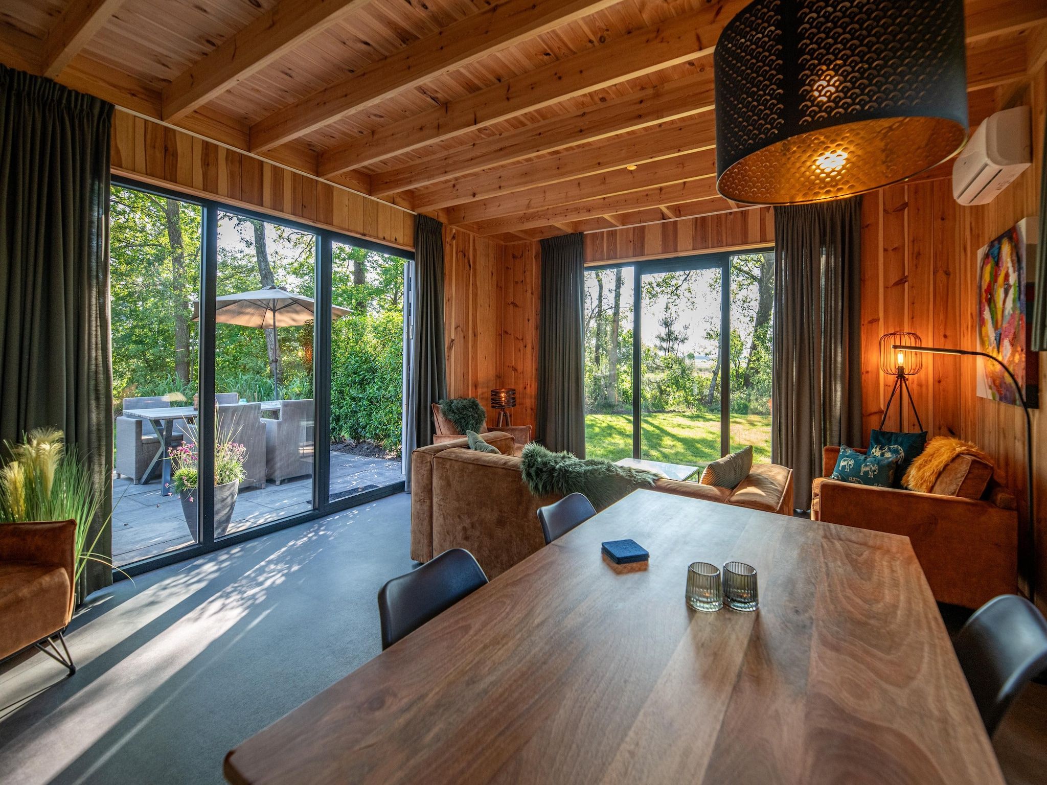 De eetkamer van Wellnesslodge Scholekster 4p in Dalerveen