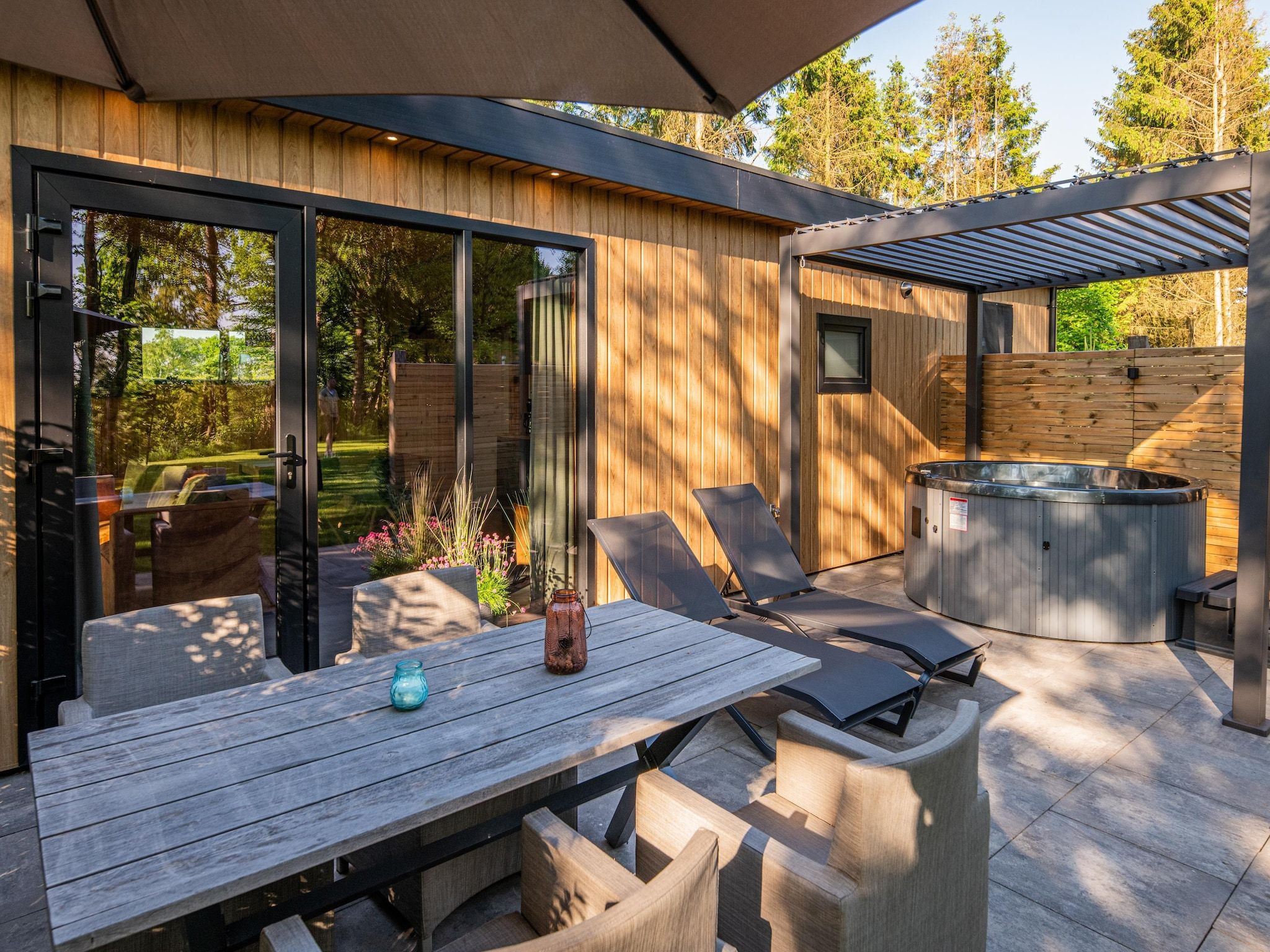 Het terras van Wellnesslodge Scholekster 4p in Dalerveen