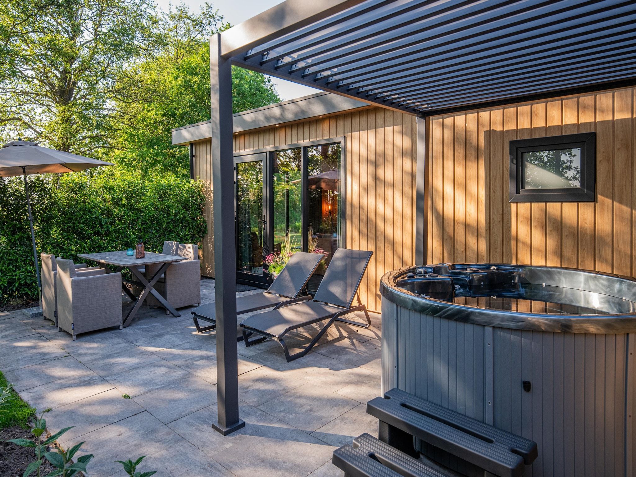 Het terras van Wellnesslodge Scholekster 4p in Dalerveen